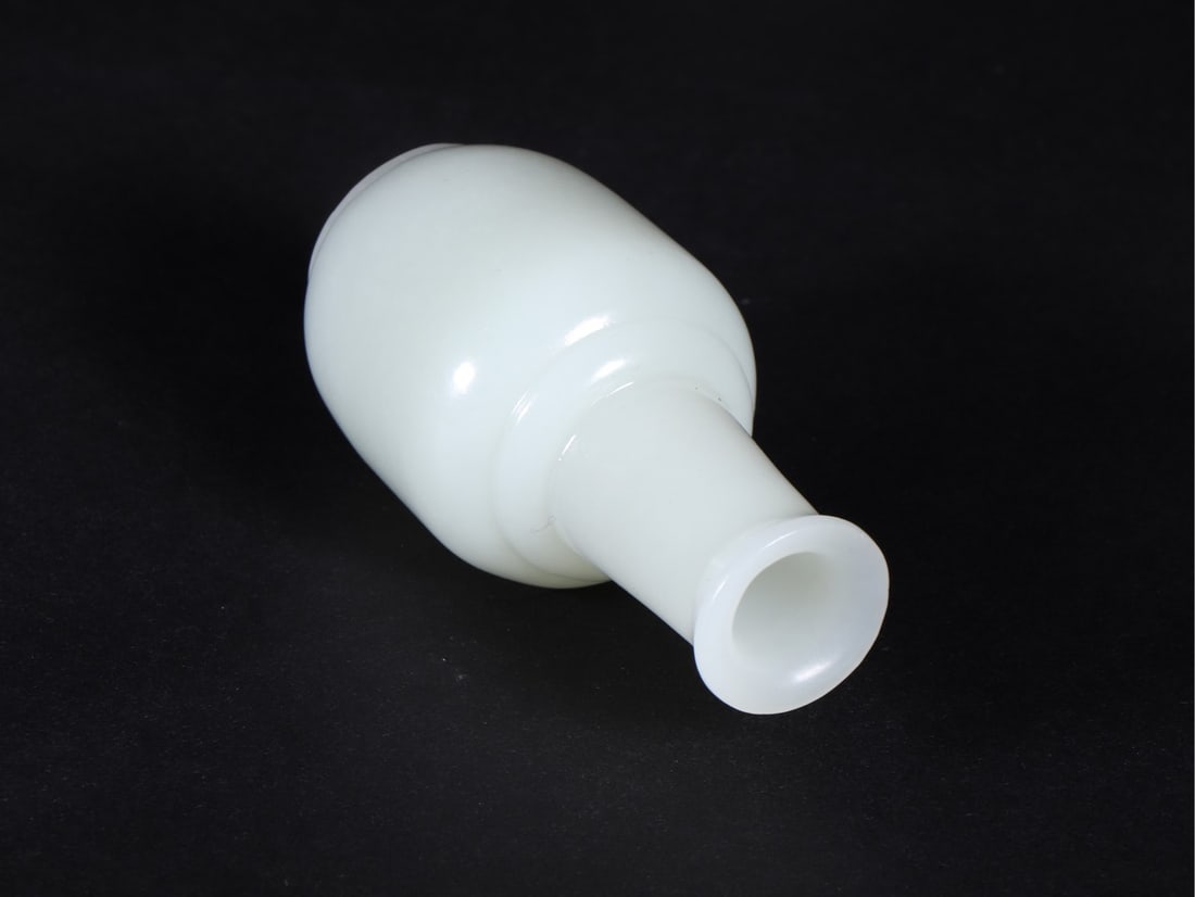 A Fine White Jade Vase - 7
