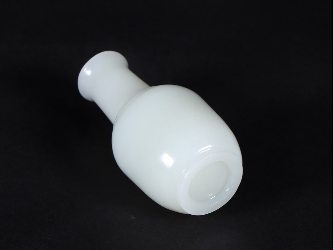 A Fine White Jade Vase - 9
