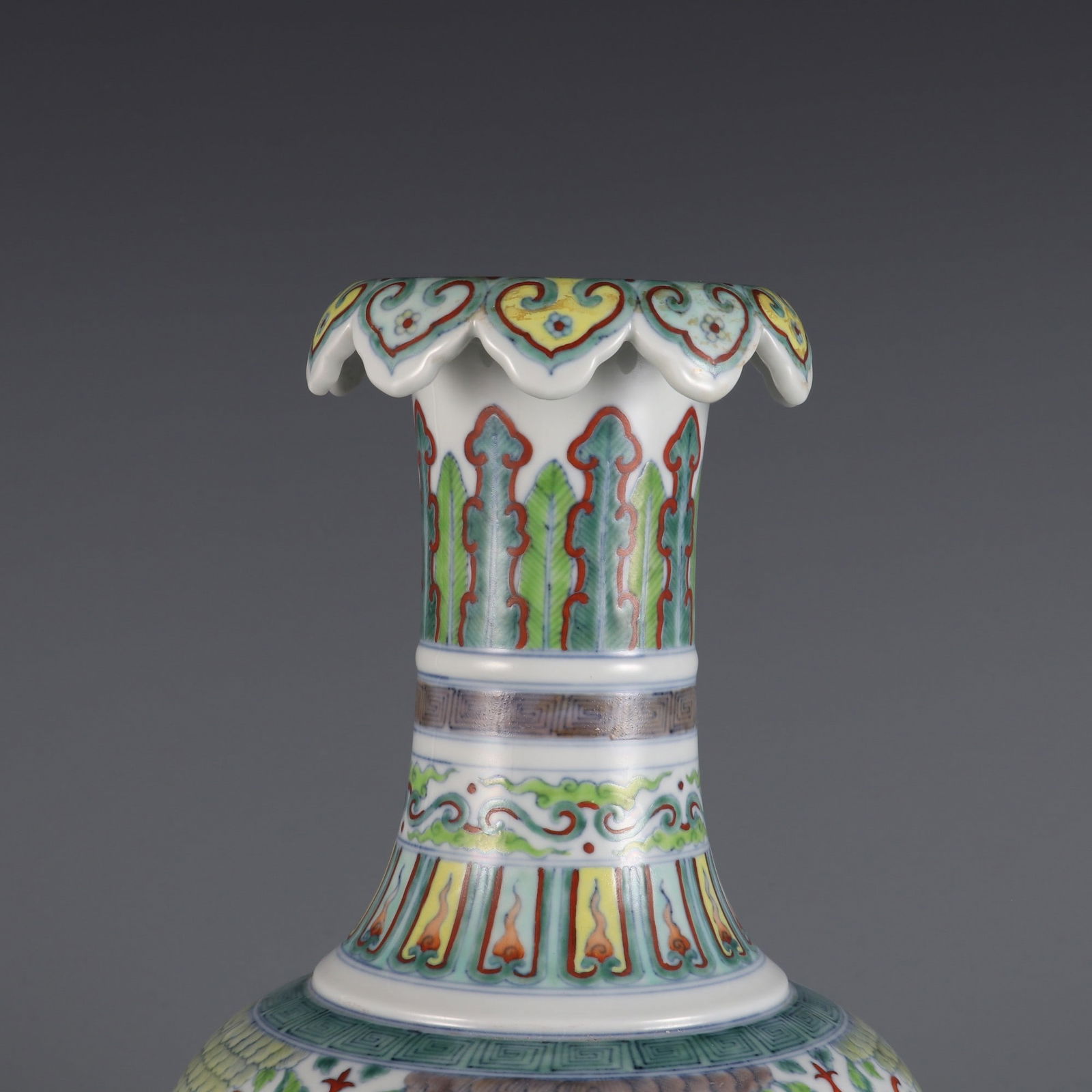 An Exquisite Doucai Peony Pattern Vase - 2