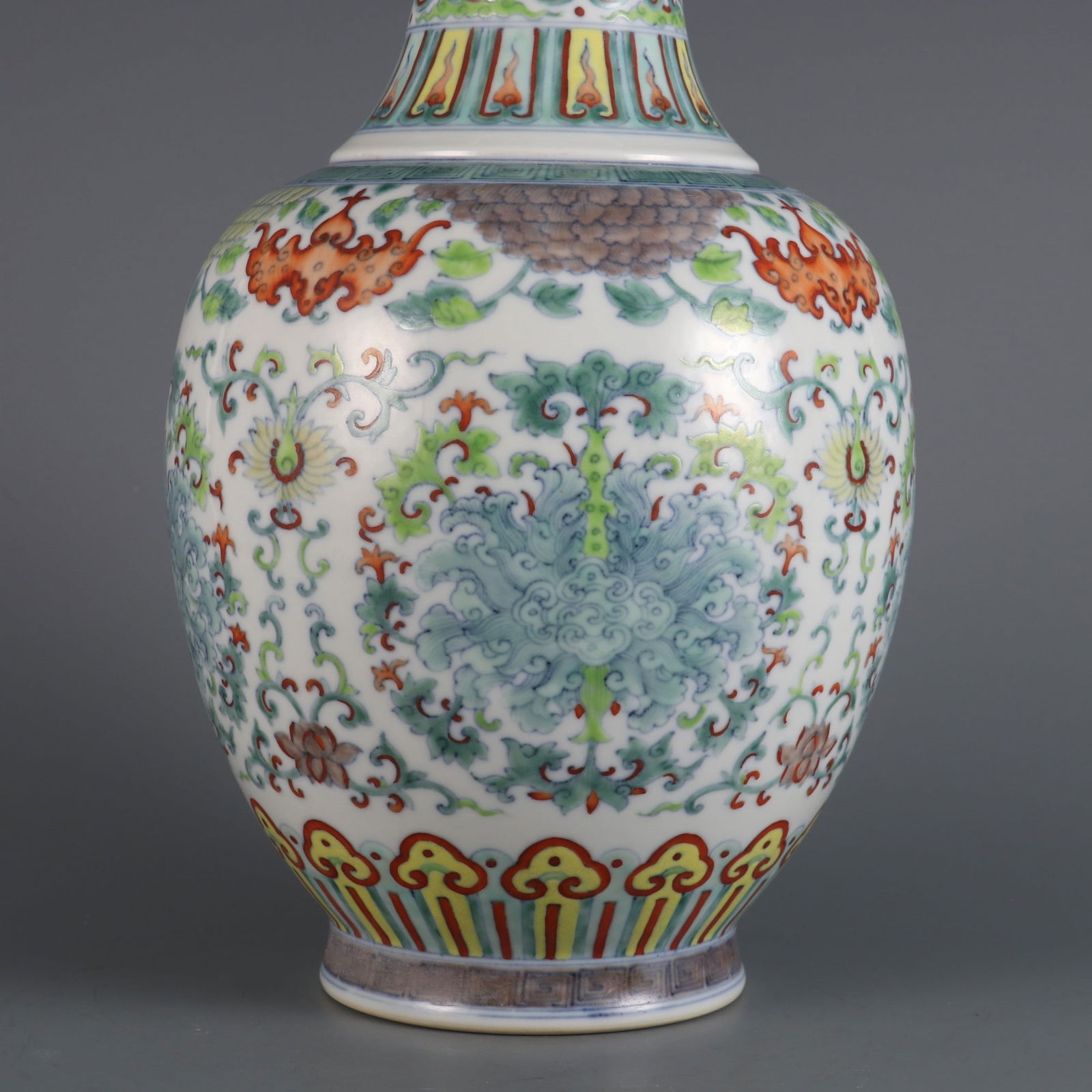 An Exquisite Doucai Peony Pattern Vase - 3
