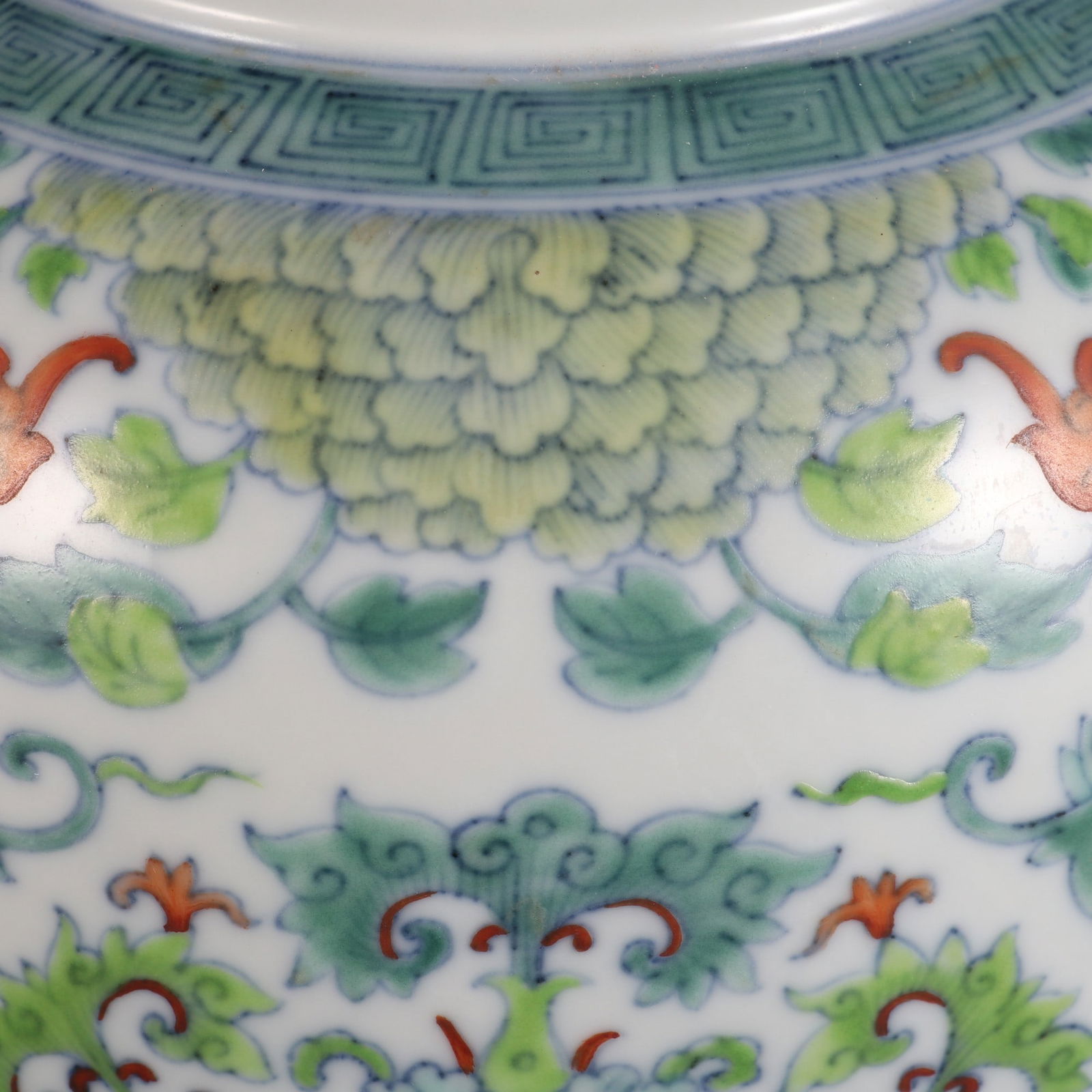 An Exquisite Doucai Peony Pattern Vase - 4