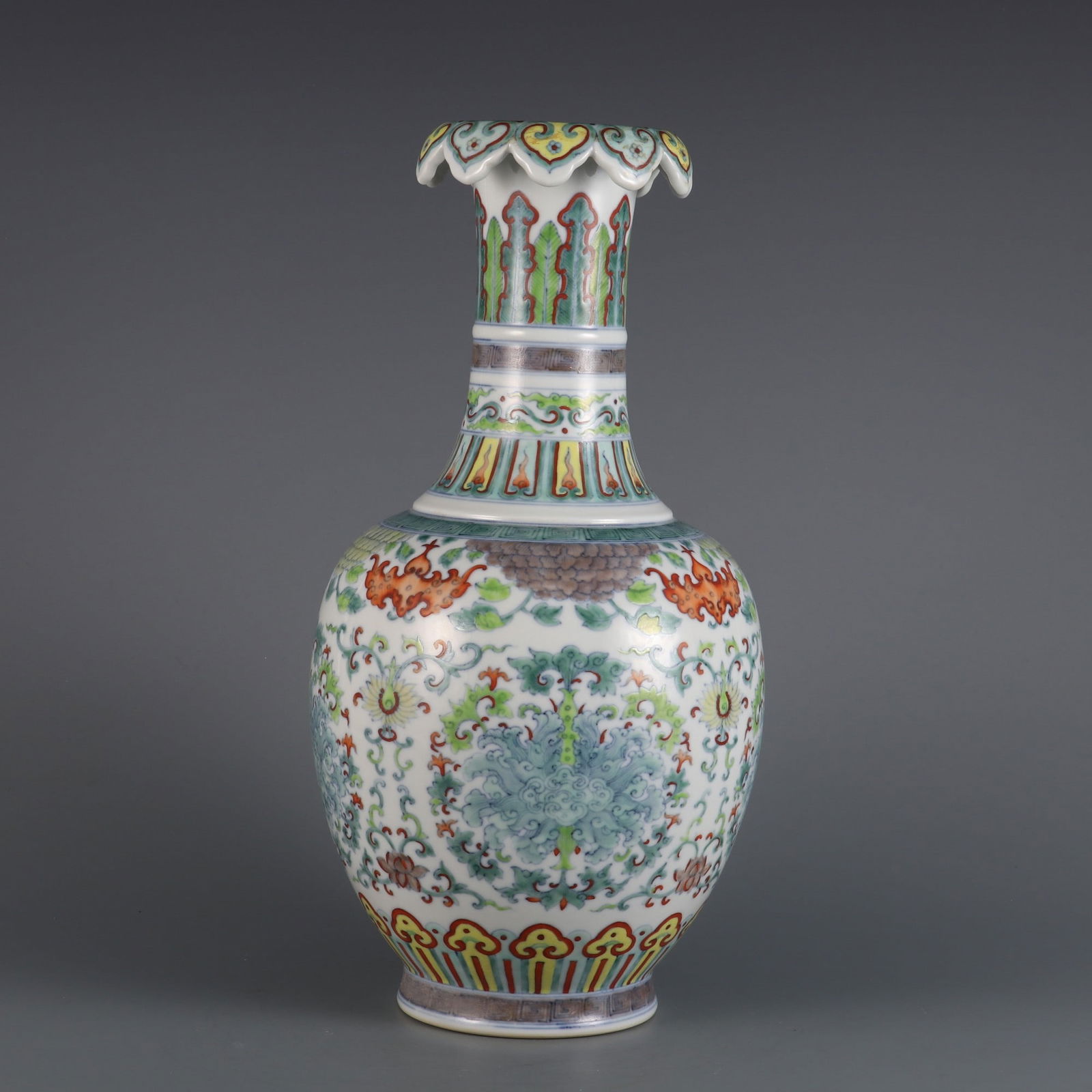 An Exquisite Doucai Peony Pattern Vase - 5