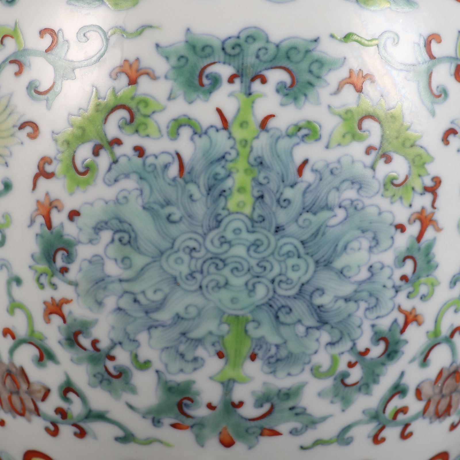 An Exquisite Doucai Peony Pattern Vase - 6