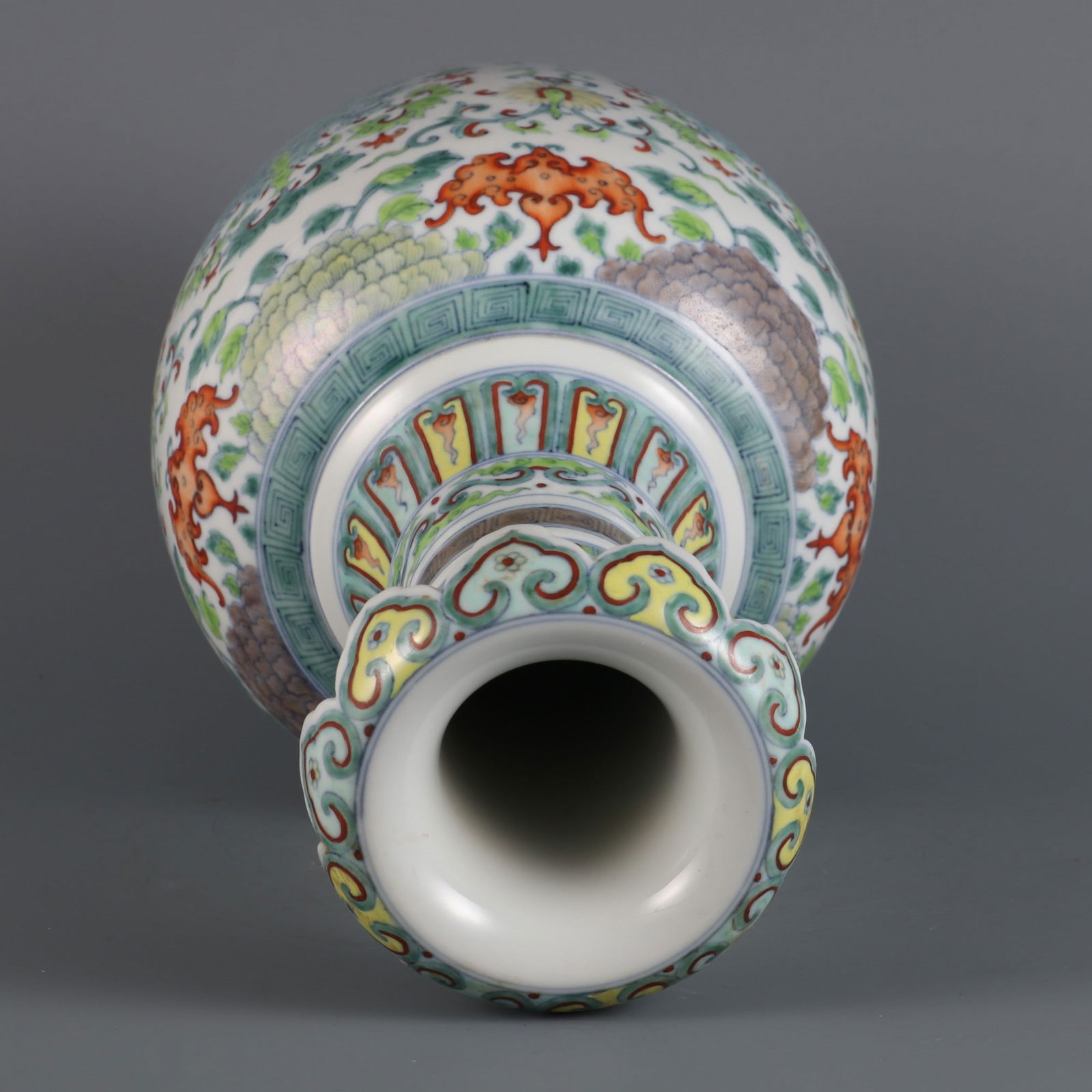 An Exquisite Doucai Peony Pattern Vase - 7