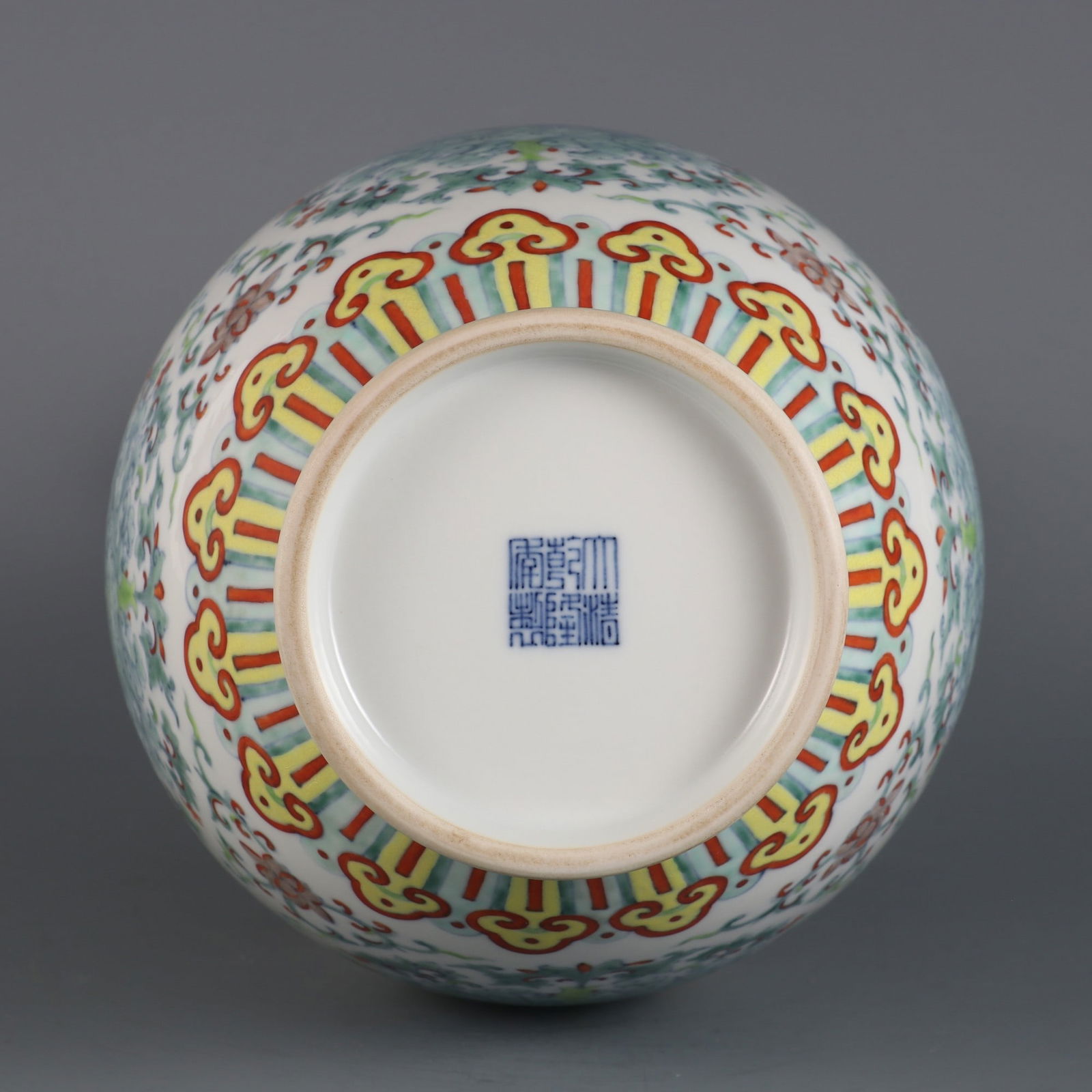 An Exquisite Doucai Peony Pattern Vase - 8