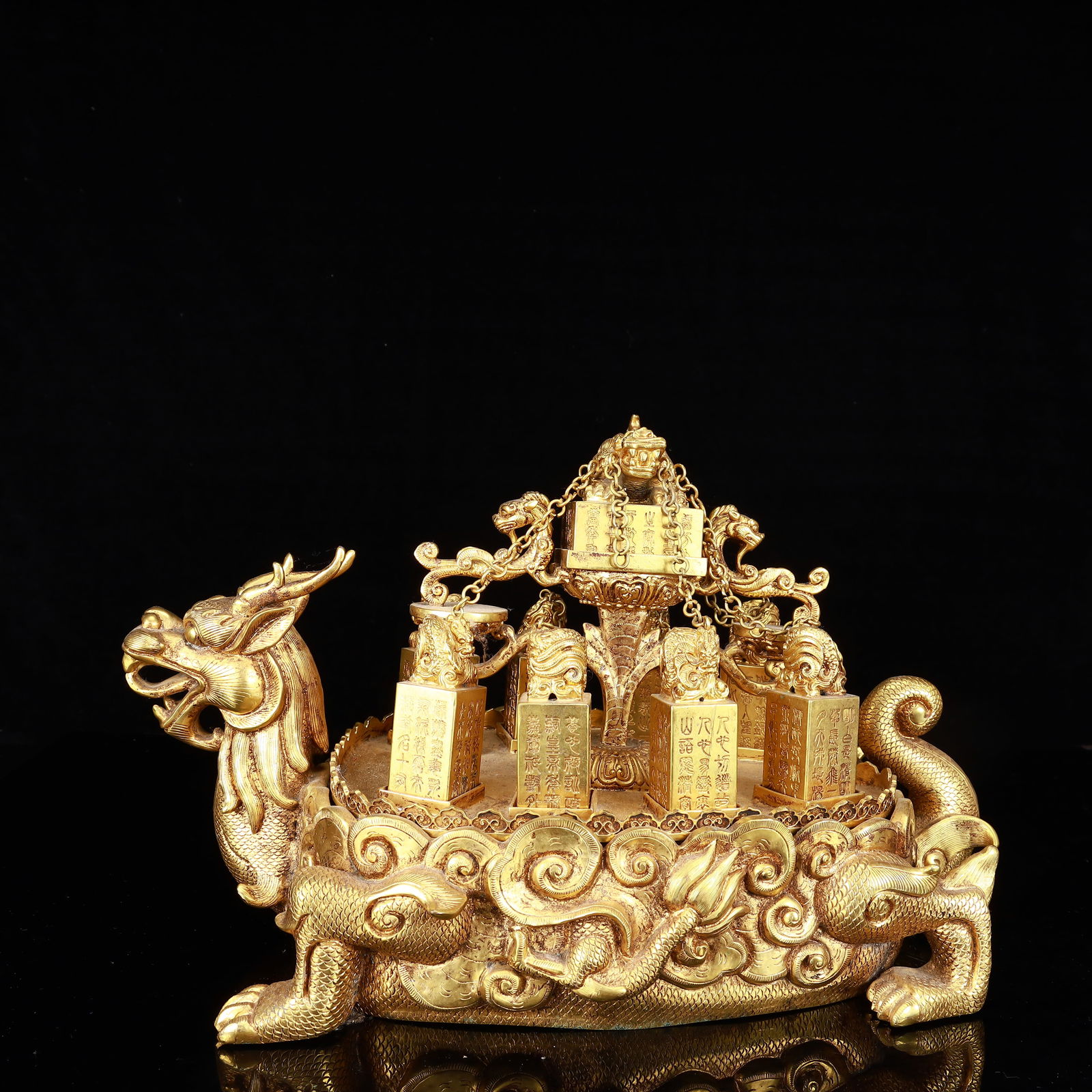 A Set of Rare Gilt Bronze Dragon Pattern Seals: A Set of Rare Gilt Bronze Dragon Pattern Seals,The Warring States period in China,With Mark,Size:16.1inx9.4inx9.1in,Weight:15850g 一套铜鎏金龙纹印౉