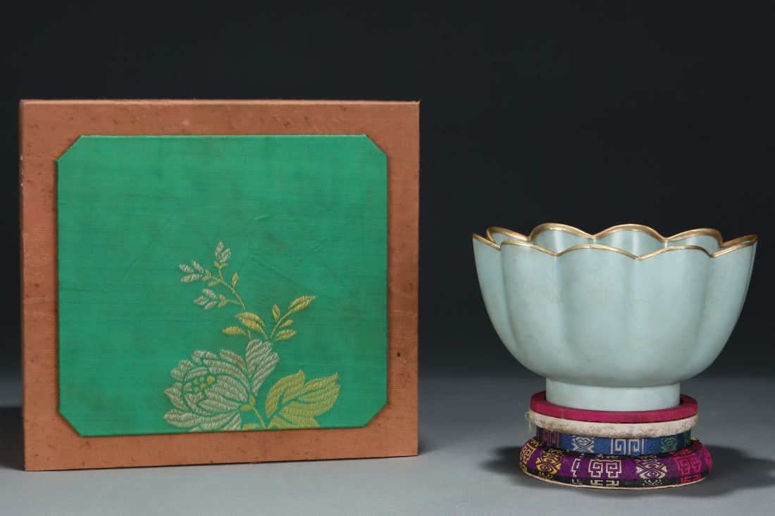 An Exquisite Ru yao Celeste Blue Glazed Cover with Gold Bowl,with an Imperial Poem by Emperor: An Exquisite Ru yao Celeste Blue Glazed Cover with Gold Bowl,with an Imperial Poem by Emperor Qianlong,Song Dynasty,China,Size:4.2inx6.8in 