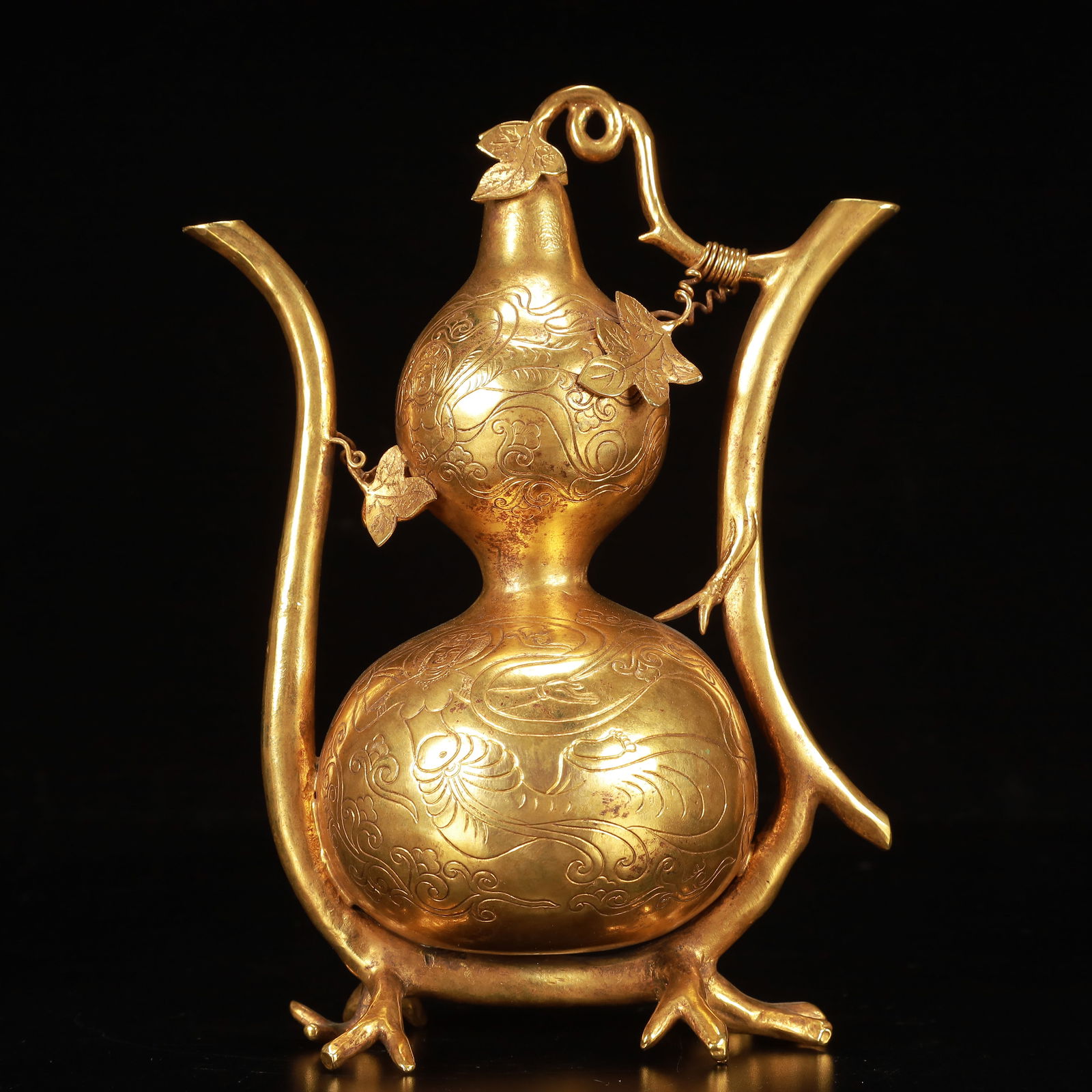 An Exquisite Gilt Bronze Figure Pattern Gourd-Shaped Ewer: An Exquisite Gilt Bronze Figure Pattern Gourd-Shaped Ewer,Qing Dynasty, China,Size:5.9inx3.5inx7.9in,Weight:1000g 