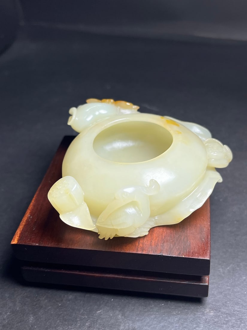 An Exquisite White Jade Dragonfly Pattern Brush Washer: An Exquisite White Jade Dragonfly Pattern Brush Washer,Qing Dynasty,China,Size:2.9inx1.1inx3.3in,Weight:133g 白玉蜻蜓纹笔洗,中国清代
