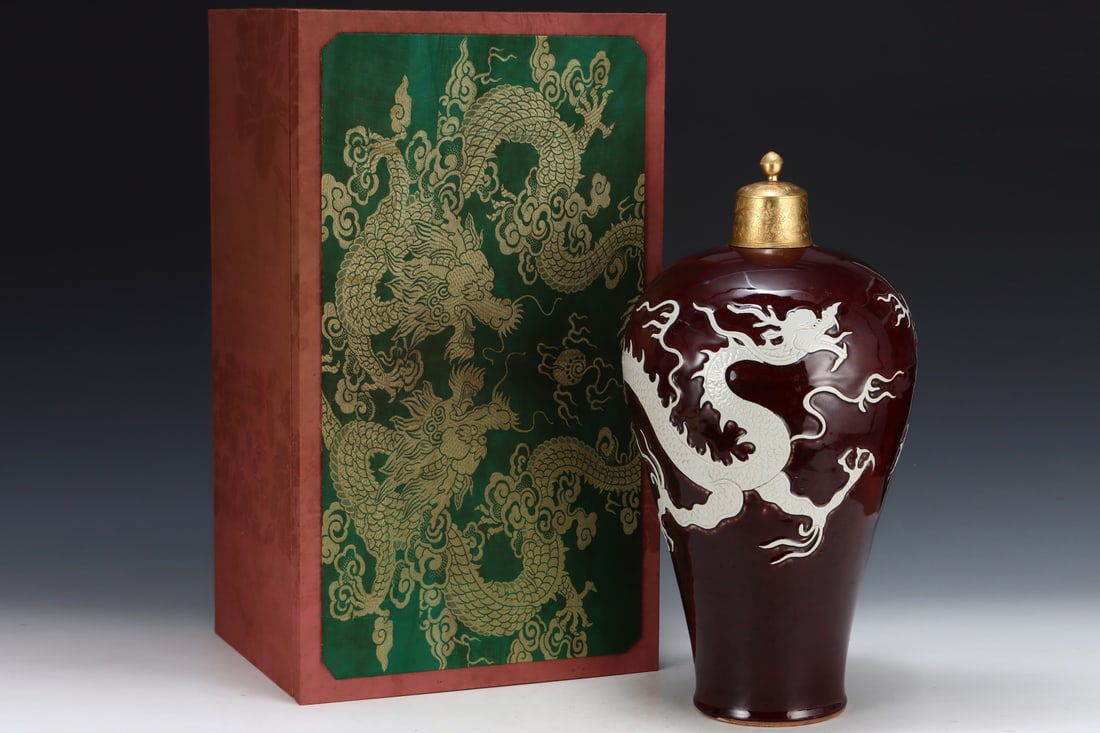 A Huge Ji Red Glazed Dragon Pattern Bottle (1 of 8)