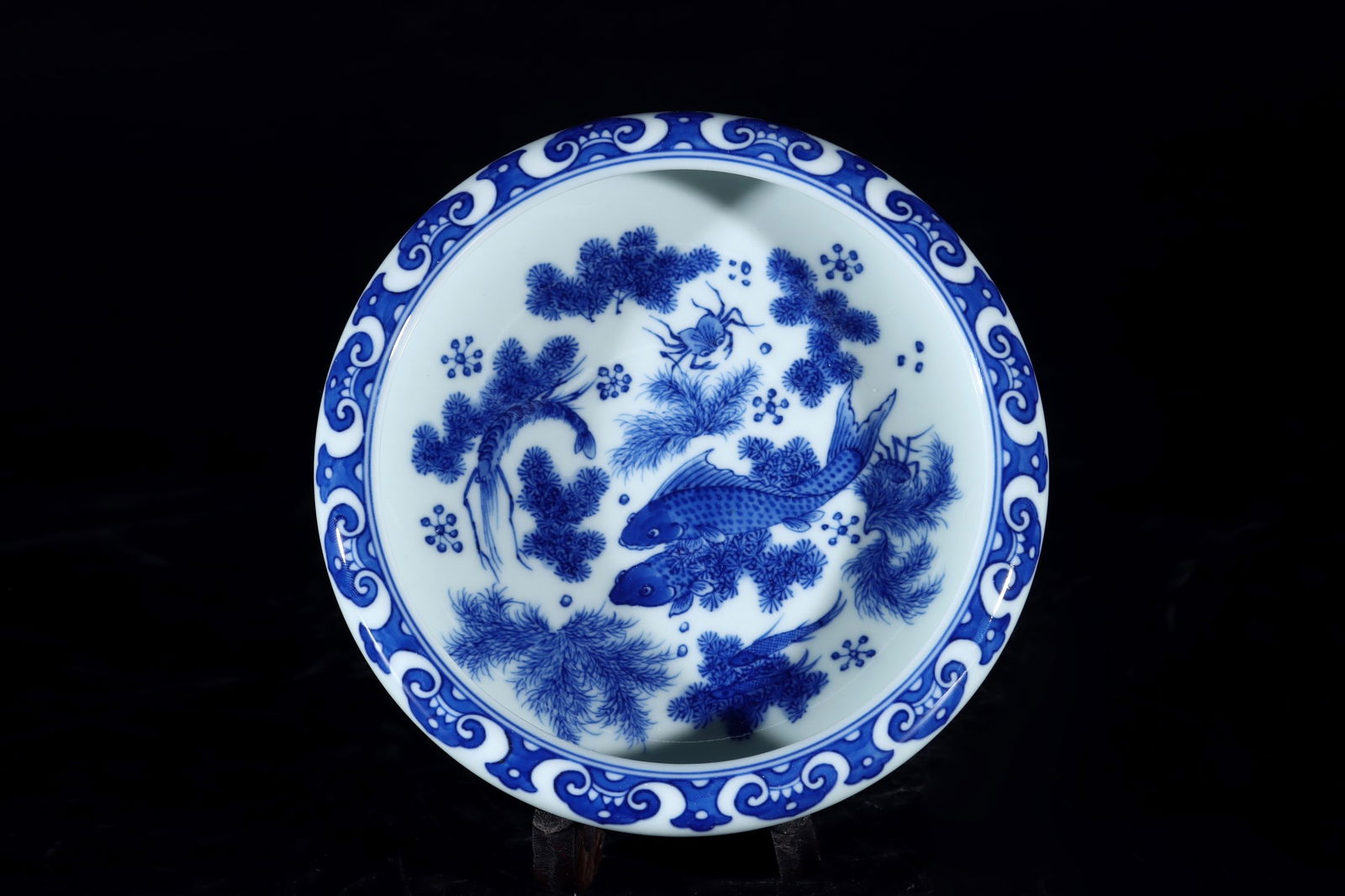 An Exquisite Blue and White Hornwort Pattern Brush Washer: An Exquisite Blue and White Hornwort Pattern Brush Washer,Qing Dynasty,China,Kangxi Six-character Mark,Size:1.5inx6.1in 