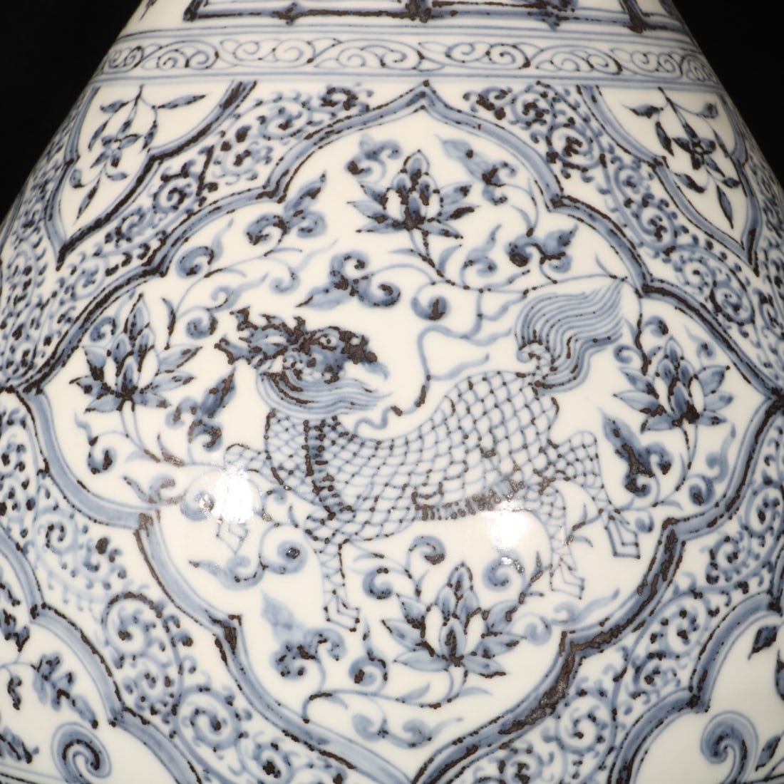 An Exquisite Blue and White Lotus and Phoenix Pattern Vase - 6