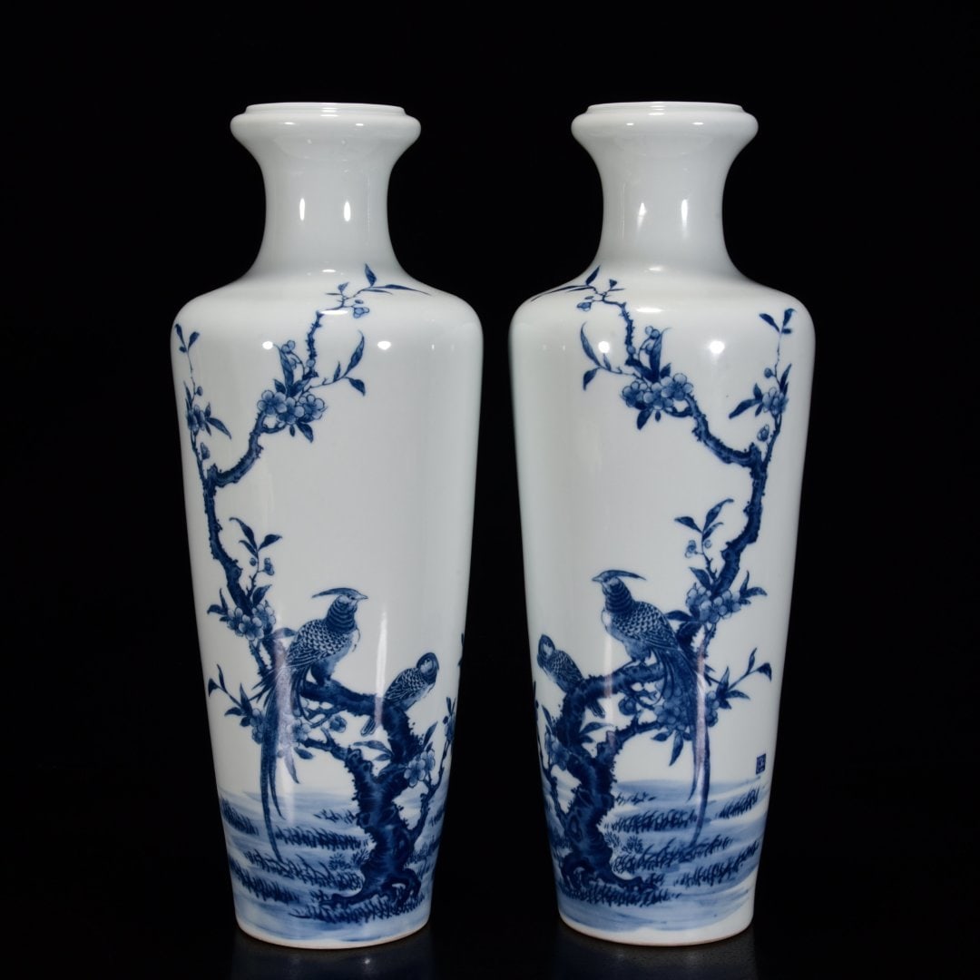 A Pair of Exquisite Blue and White Flower and Bird Pattern Vases,with poem: A Pair of Exquisite Blue and White Flower and Bird Pattern Vases,with poem,the Republic of China,With Mark,Size:13inx4.3ins 