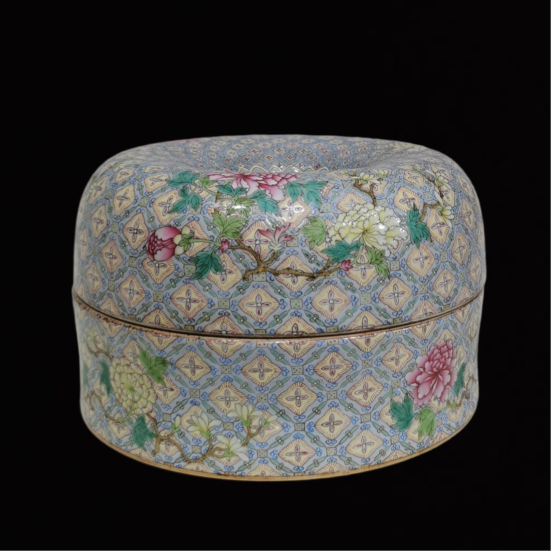 An Exquisite Famille-Rose Flower Pattern Box (1 of 9)