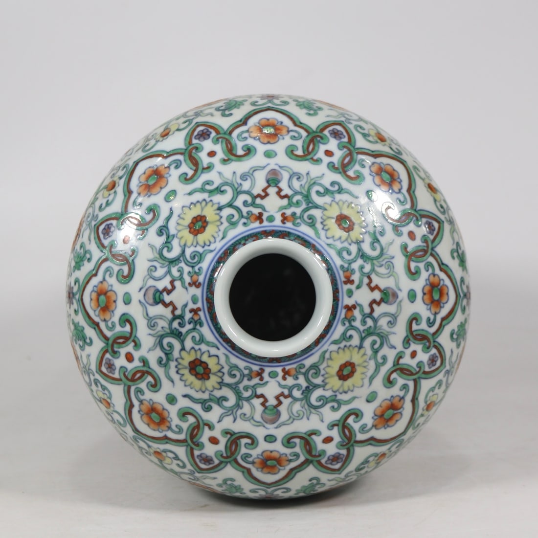 An Exquisite Doucai Lotus Pattern Vase - 4