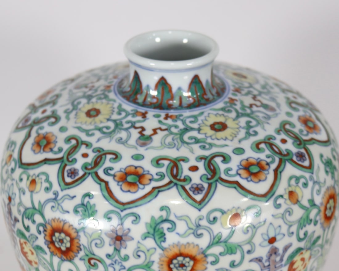 An Exquisite Doucai Lotus Pattern Vase - 5