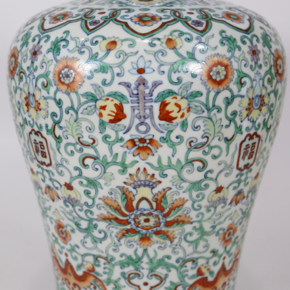 An Exquisite Doucai Lotus Pattern Vase - 6