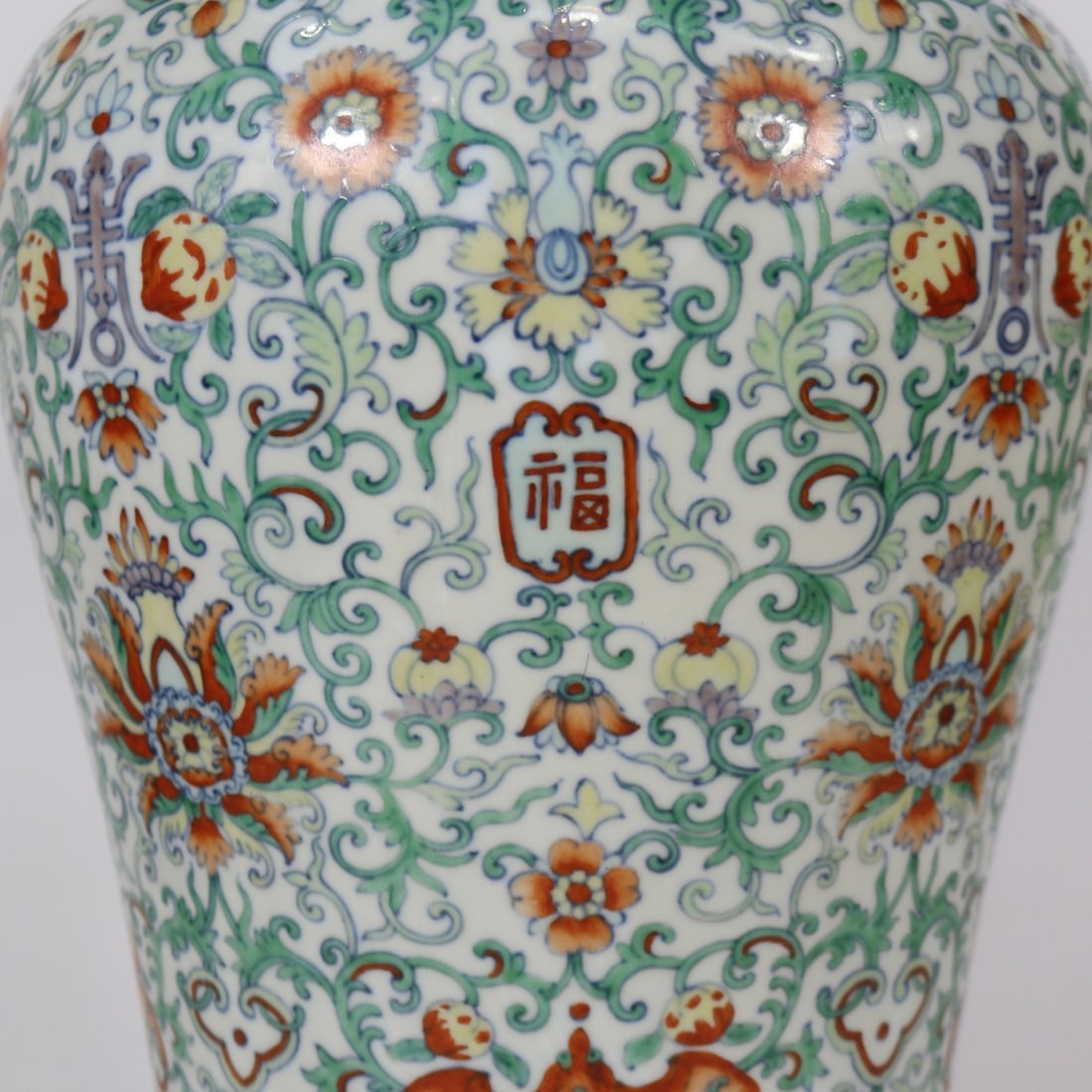 An Exquisite Doucai Lotus Pattern Vase - 7