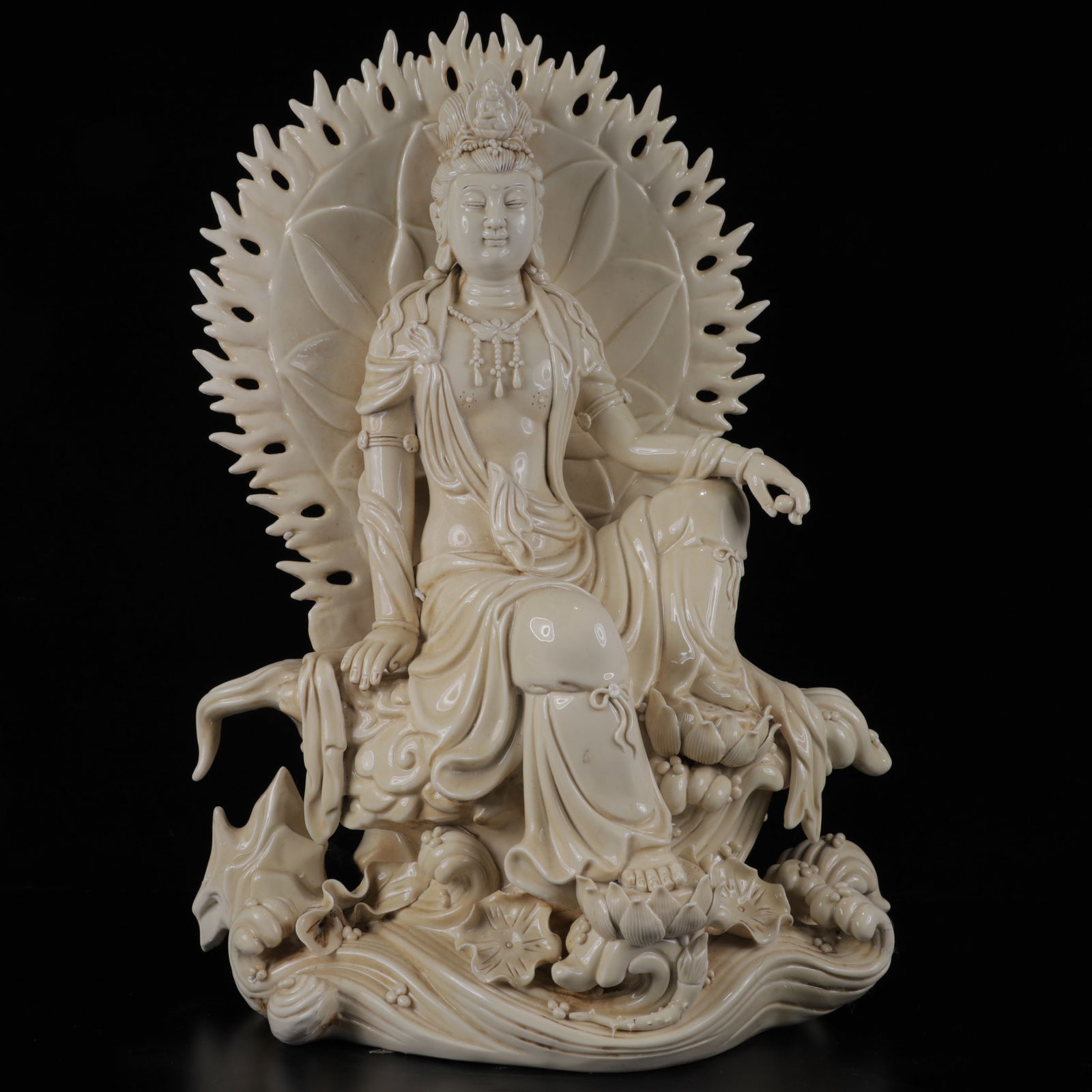 An Exquisite Blance-De-Chine Statue of Avalokitesvara: An Exquisite Blance-De-Chine Statue of Avalokitesvara,Qing Dynasty,China,Size:12.6inx7.1inx17.3in,Weight:6050g 德化瓷观音像,中国清代