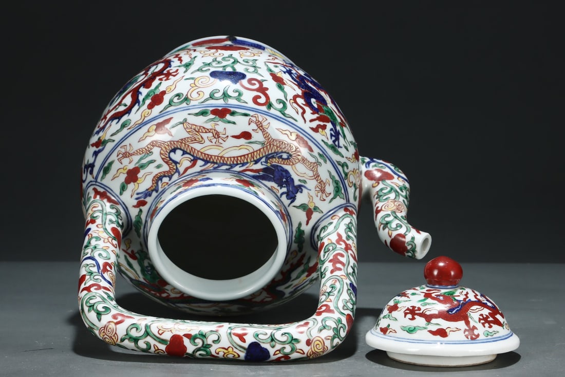 An Exquisite Wucai Auspicious Cloud and Dragon Pattern Loop-Handled Pot,with Chinese Vertical Scroll - 4