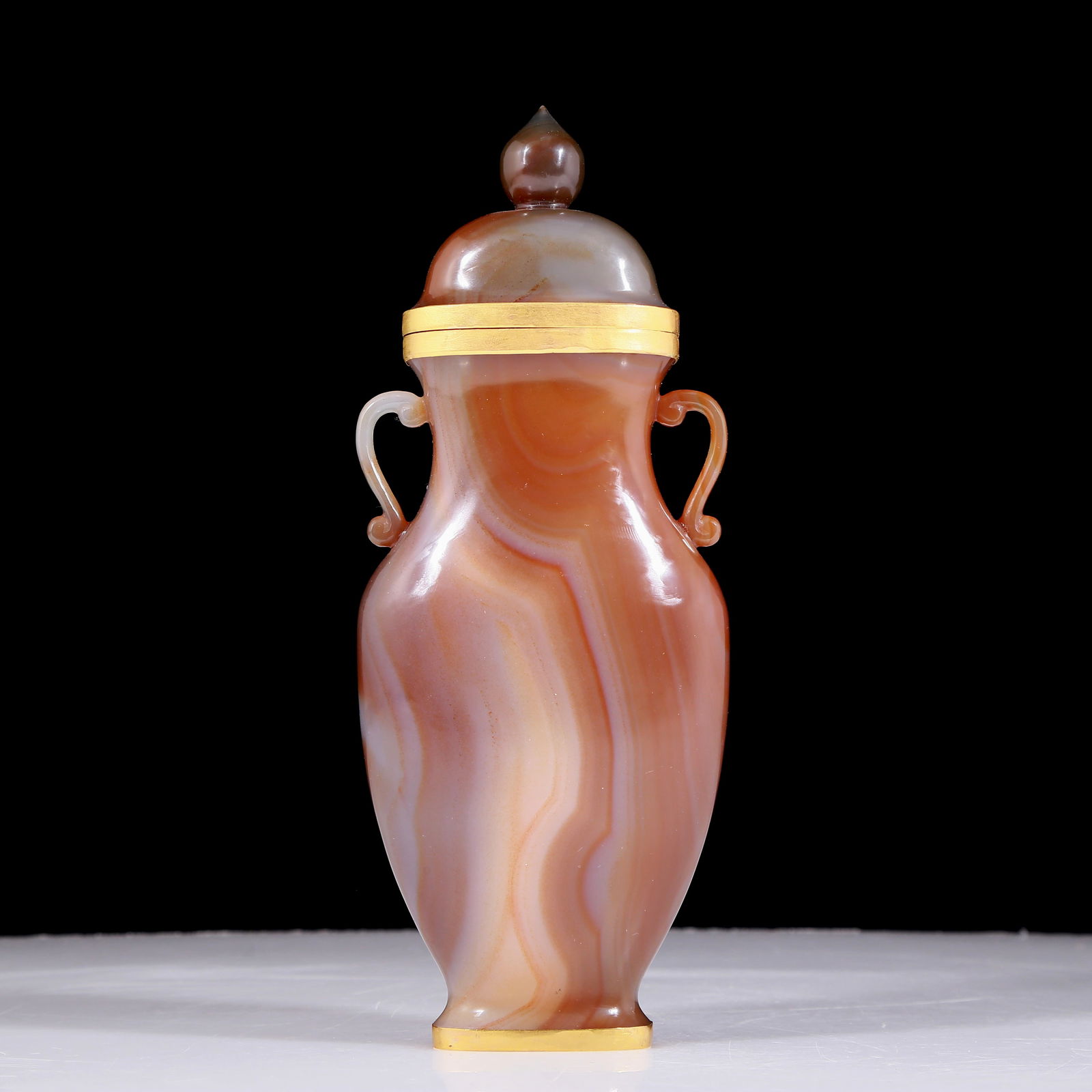 An exquisite agate gold-covered amphora: An exquisite agate gold-covered amphorae, Qing Dynasty, China, Size: 3.5inx1.6inx8.9in Weight: 340g 玛瑙包金双耳瓶，中国清代