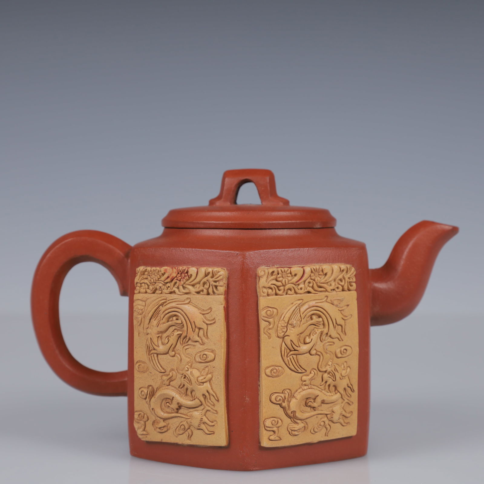 An Exquisite Purple Sands Dragon and Phoenix Pattern Teapot: An Exquisite Purple Sands Dragon and Phoenix Pattern Teapot,Qing Dynasty, China,Qianlong Mark,Size:5.9inx3.5inx3.9in,Weight:340g 