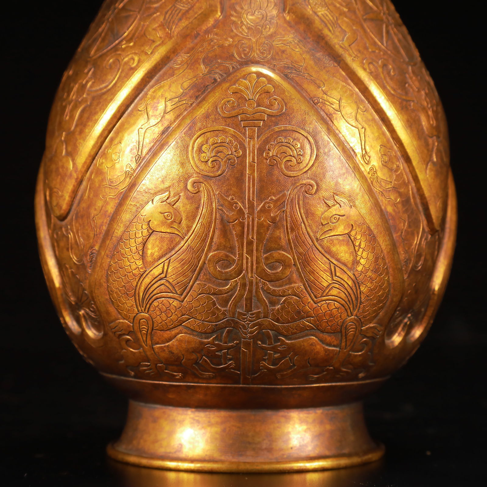An Exquisite Gilt Bronze Beast Pattern Vase - 3