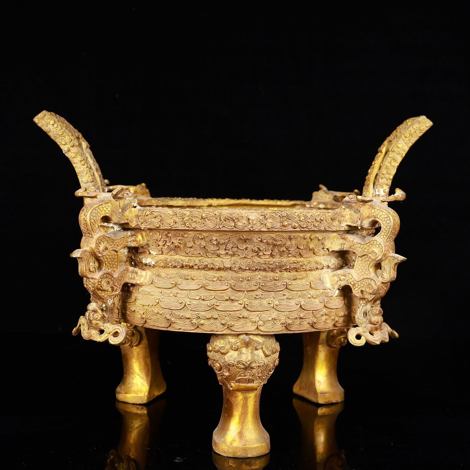 A Rare Gilt Bronze Dragon Pattern Double-Ears and Tripod Censer: A Rare Gilt Bronze Dragon Pattern Double-Ears and Tripod Censer,The Warring States period in China,With Mark,Size:13.4inx10.2inx9.4in,Weight:5900g 铜鎏金龙纹双ň