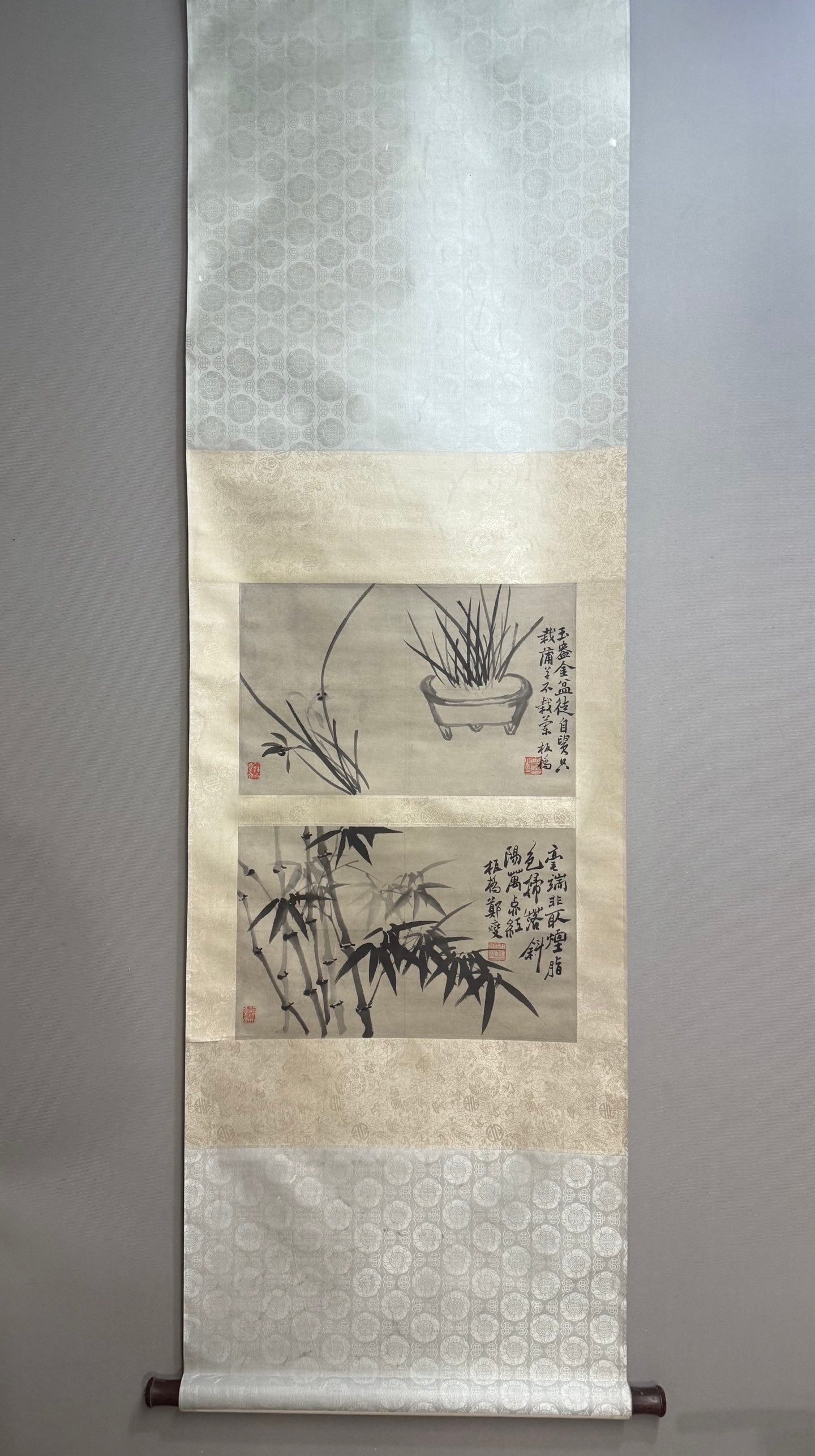 A Chinese Vertical Scroll Ink Painting of Bamboo on Paper: A Chinese Vertical Scroll Ink Painting of Bamboo on Paper,Zheng Banqiao,Size:10.2inx16.9in*2 一幅中国水墨竹子画立轴,郑板&#