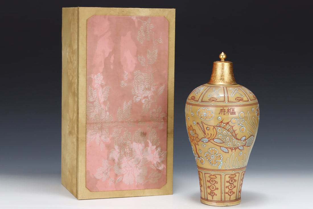 A Rare Wucai Hornwort Pattern Bottle: A Rare Wucai Hornwort Pattern Bottle,Yuan Dynasty,China,Size:15.6inx7.8in 五彩鱼藻纹盖瓶,中国元代
