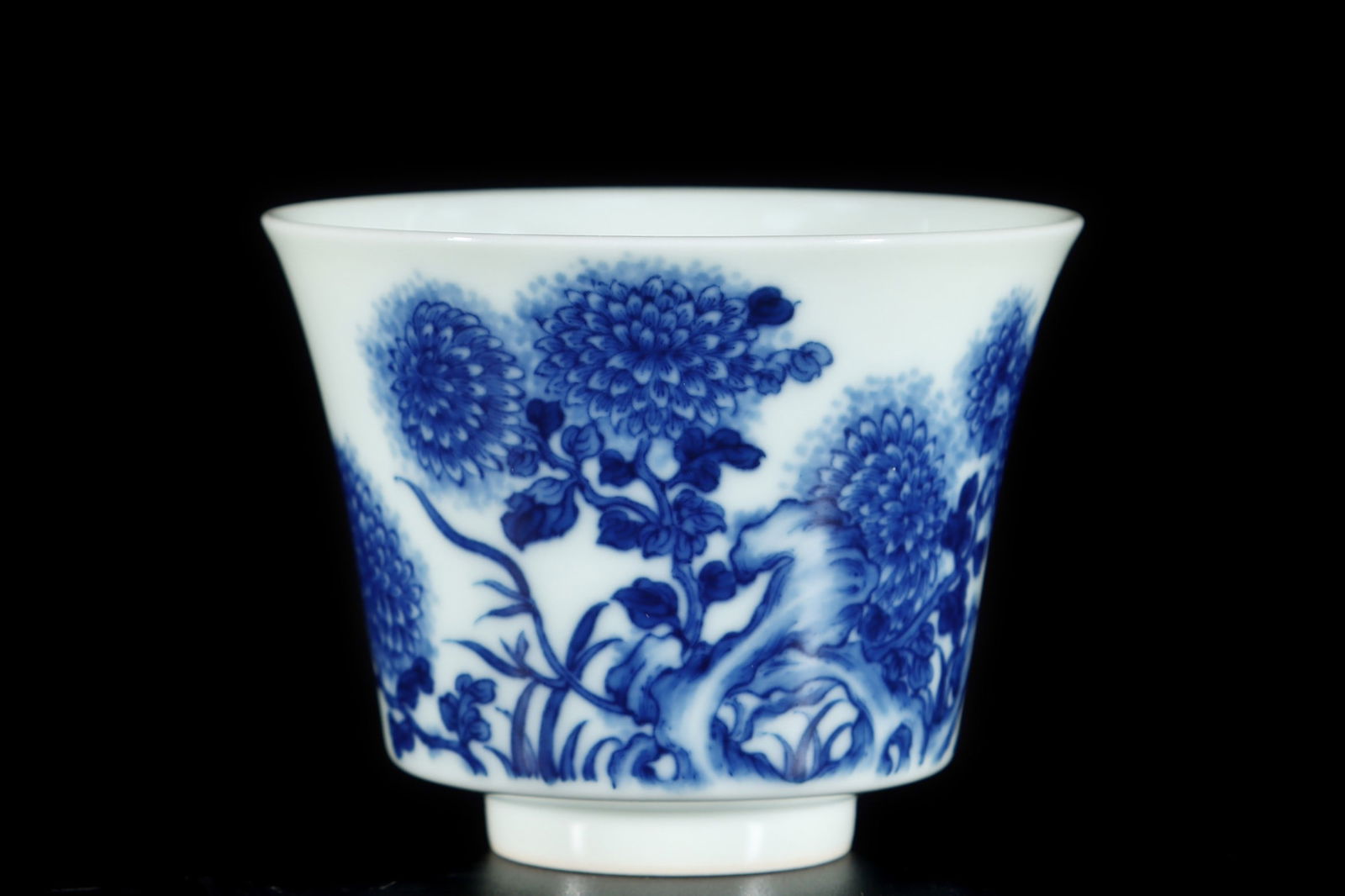 An Exquisite Blue and White Flower and Butterfly Pattern Cup (1 of 9)