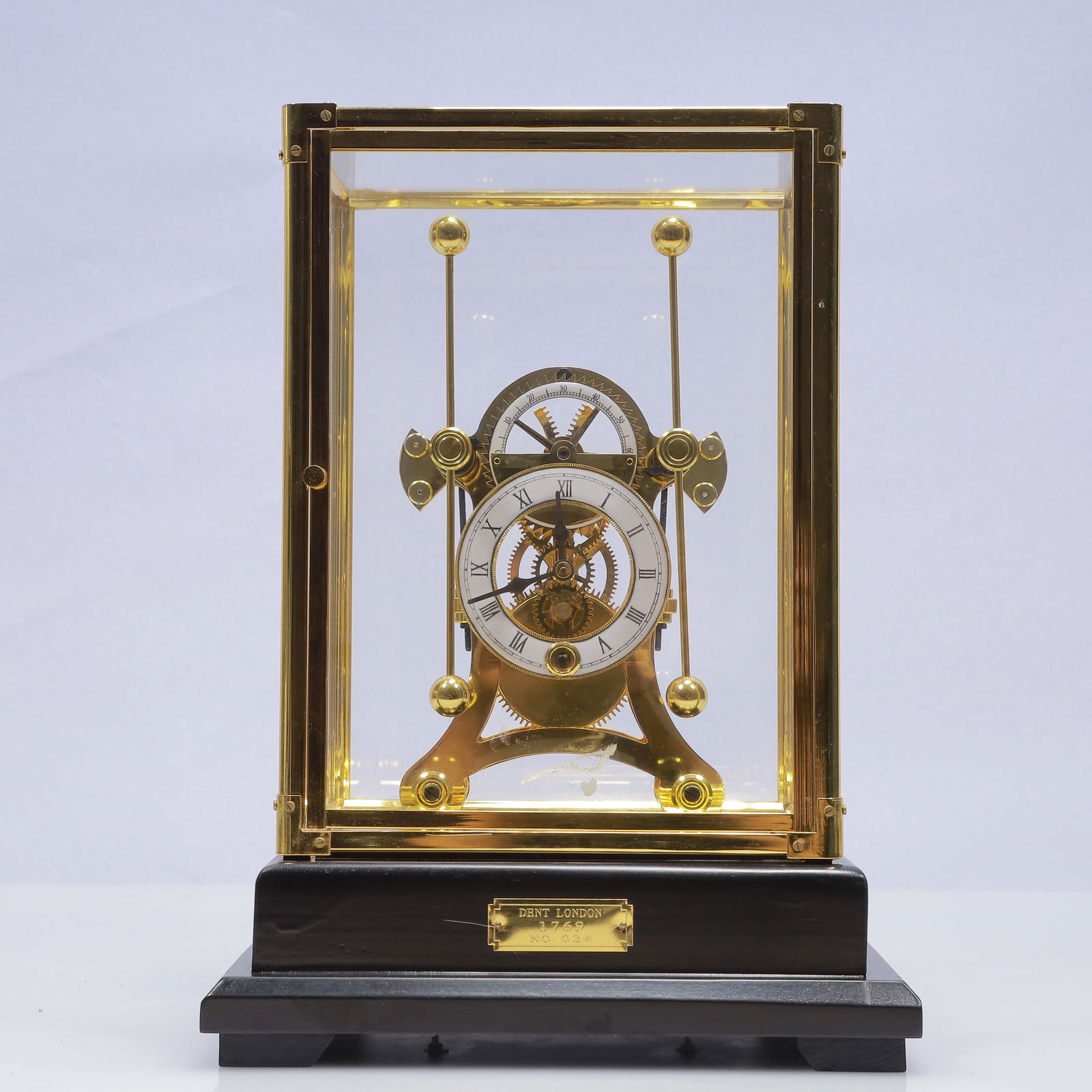 An Exquisite Gilt Bronze Table Clock Ornament: An Exquisite Gilt Bronze Table Clock Ornament,17th Century,Size:9.8inx7.5inx13.4in,Weight:4900g 铜鎏金座钟摆件,17世纪