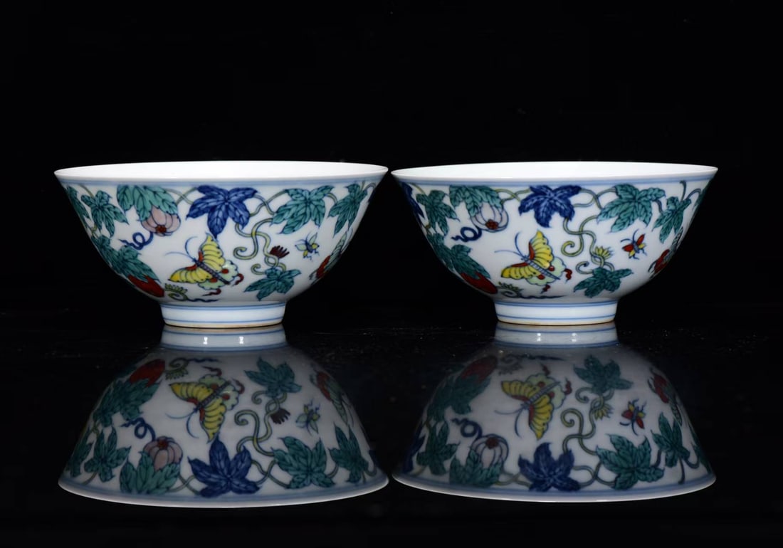 A Pair of Exquisite Doucai Flower and Butterfly Pattern Bowls: A Pair of Exquisite Doucai Flower and Butterfly Pattern Bowls,Ming Dynasty,China,Chenghua Six-character Mark,Size:2.8inx5.9ins 