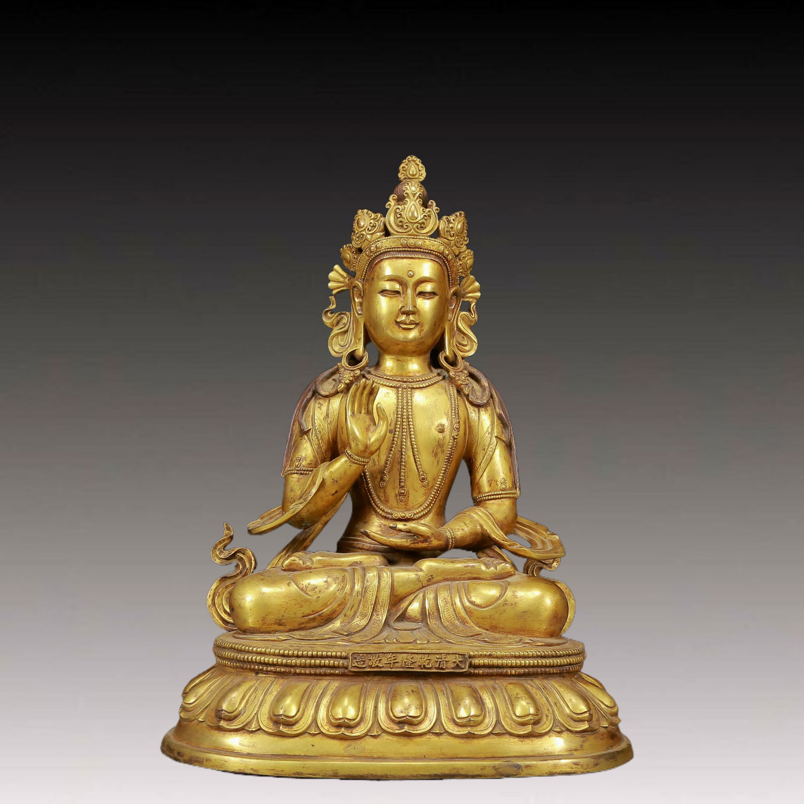 A Solemn Gilt Bronze Statue of Avalokitesvara: A Solemn Gilt Bronze Statue of Avalokitesvara,Qing Dynasty, China,Qianlong Seven-character Mark,Size:11.4inx8.7inx15.7in,Weight:10800g 