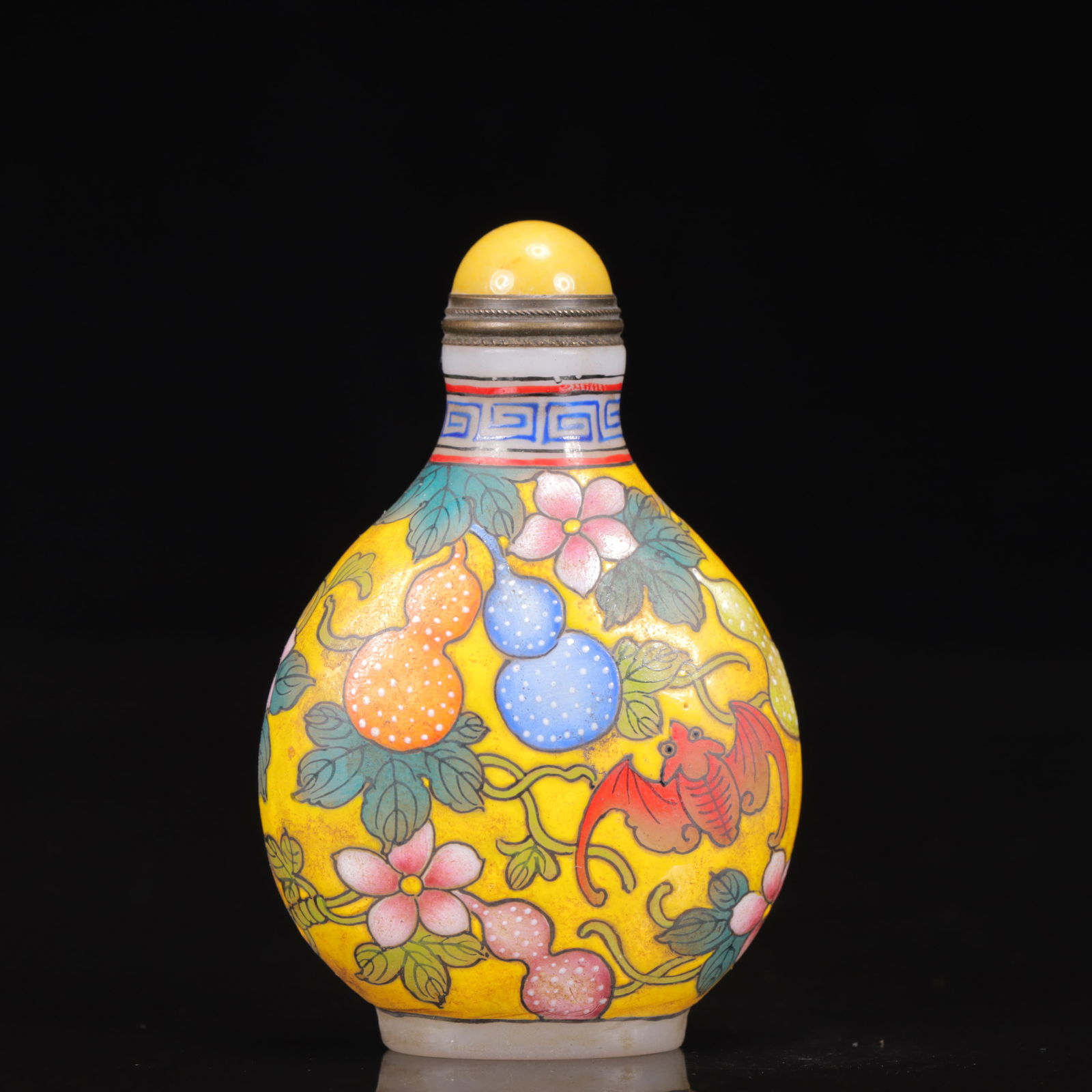 An Exquisite Glass Bats and Gourd Pattern Snuff Bottle (1 of 8)