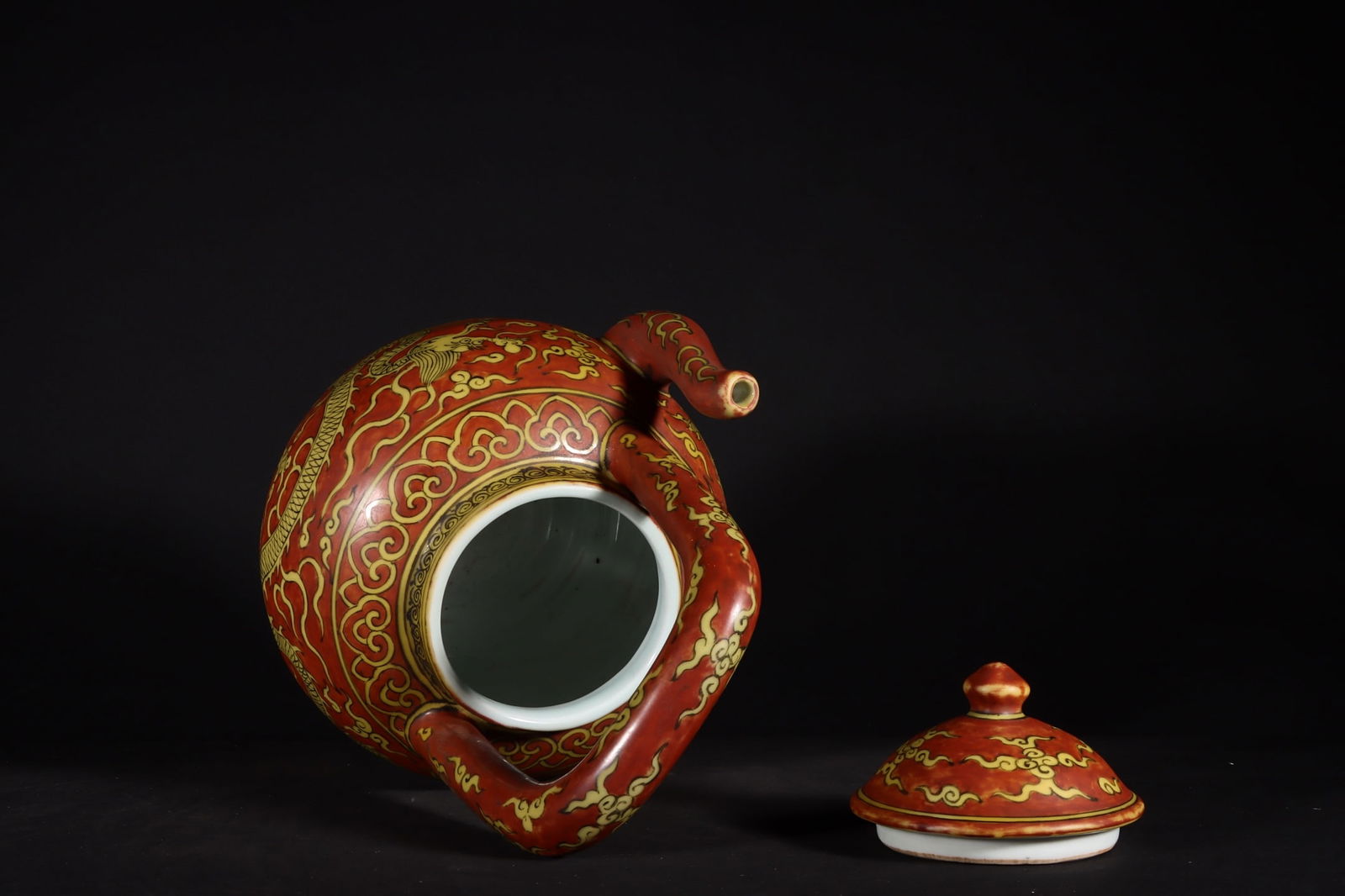 An Exquisite Red Ground Yellow Glazed Dragon Pattern Loop-handled Pot - 7