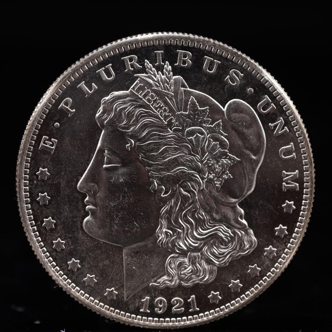 USA Morgan Dollar 1921 Coin: Obv: profile bust with date below and E PLURIBUS UNUM legend and stars around. Rev: eagle with In God we trust above within wreath with UNITED STATES OF AMERICA ONE DOLLAR legend. IN GOD WE TRUST / LI