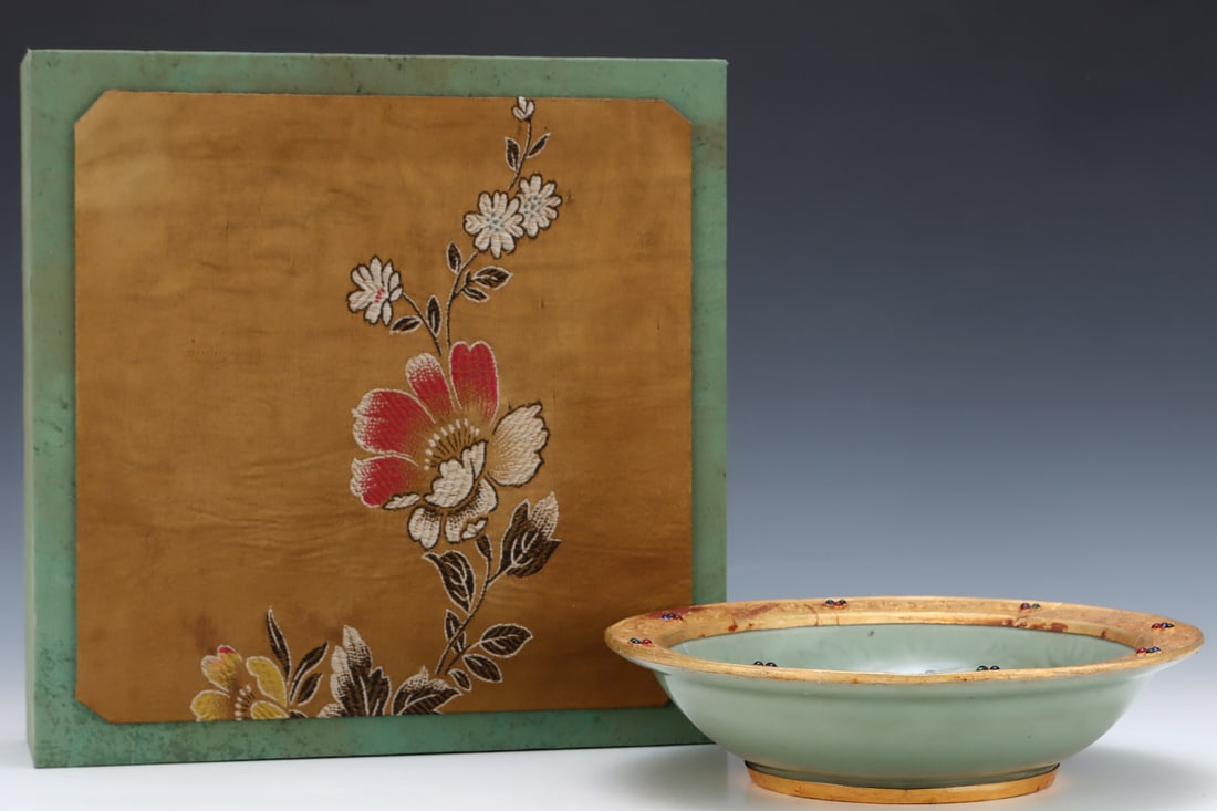 An Exquisite Longquan yao Celadon Glazed Cover with Gold Plate,Inlaid Gems: An Exquisite Longquan yao Celadon Glazed Cover with Gold Plate,Inlaid Gems,Song Dynasty,China,Size:2.8inx10.9in 