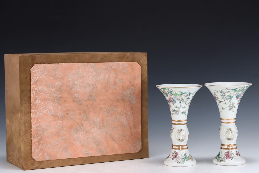 A Pair of Exquisite Famille-Rose Flower Pattern Vases: A Pair of Exquisite Famille-Rose Flower Pattern Vases,Qing Dynasty, China,Qianlong Six-character Mark,Size:7.7inx4.5in 一对粉彩花卉纹瓶,中国