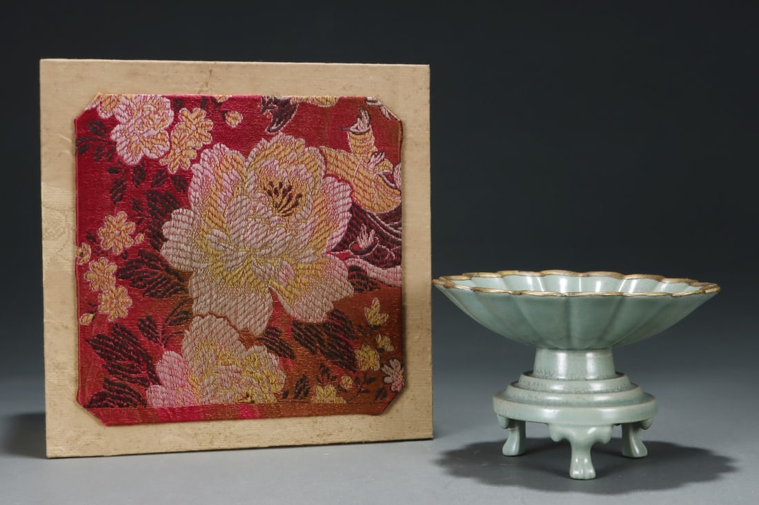 An Exquisite Ru yao Celeste Blue Glazed Cover with Gold Tripod Plate: An Exquisite Ru yao Celeste Blue Glazed Cover with Gold Tripod Plate,Song Dynasty,China,Size:4.3inx6.5in 