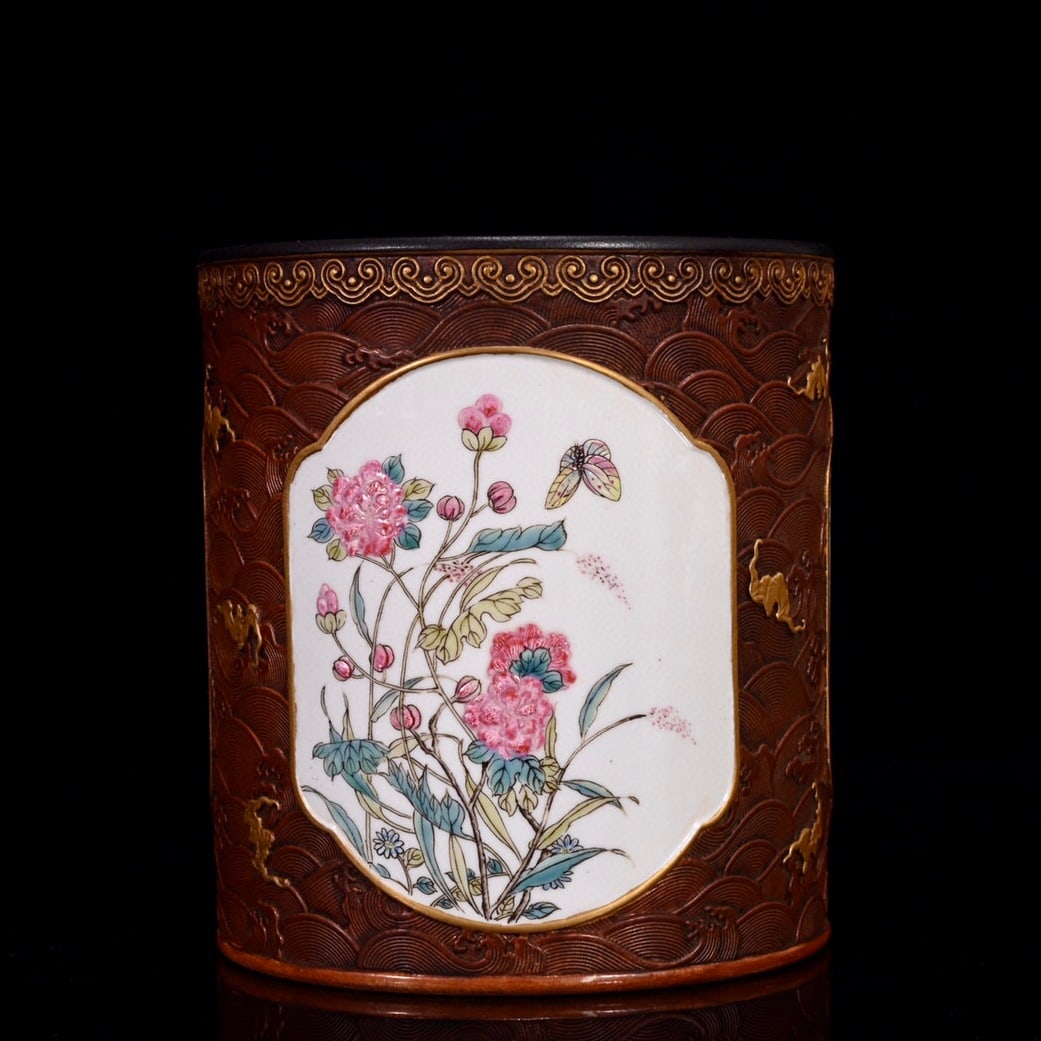 An Exquisite Famille-Rose Flower and Butterfly Pattern Brush Pot: An Exquisite Famille-Rose Flower and Butterfly Pattern Brush Pot,Qing Dynasty,China,Qianlong Six-character Mark,Size:5.5inx4.7in 