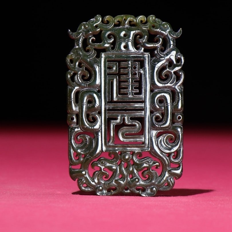 An Exquisite Jasper Dragon Pattern Pendant: An Exquisite Jasper Dragon Pattern Pendant,Qing Dynasty,China,Size:3.1inx2inx0.2in,Weight:51g 碧玉龙纹挂件,中国清代