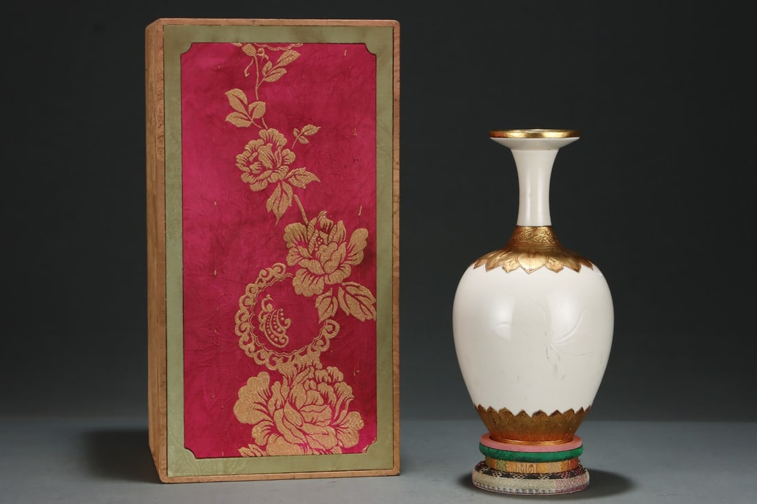 An Exquisite Ding yao White Glazed Inlaid Gold Flower Pattern Vase: An Exquisite Ding yao White Glazed Inlaid Gold Flower Pattern Vase,Size:11.2inx5.6in,Song Dynasty,China 