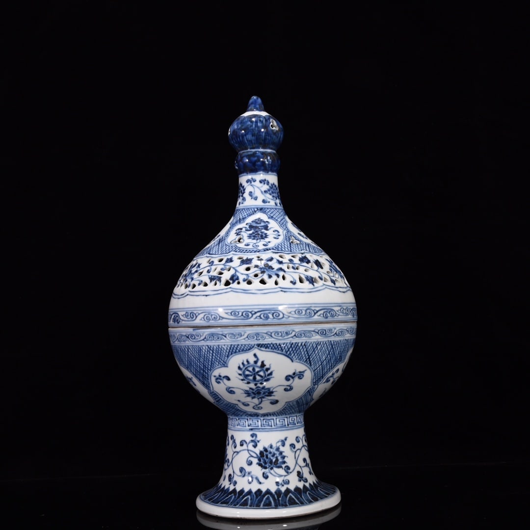 A Huge Blue and White Eight Treasures Pattern Censer: A Huge Blue and White Eight Treasures Pattern Censer,Qing Dynasty,China,Size:16.9inx7.9in 青花八宝纹香炉,中国清代