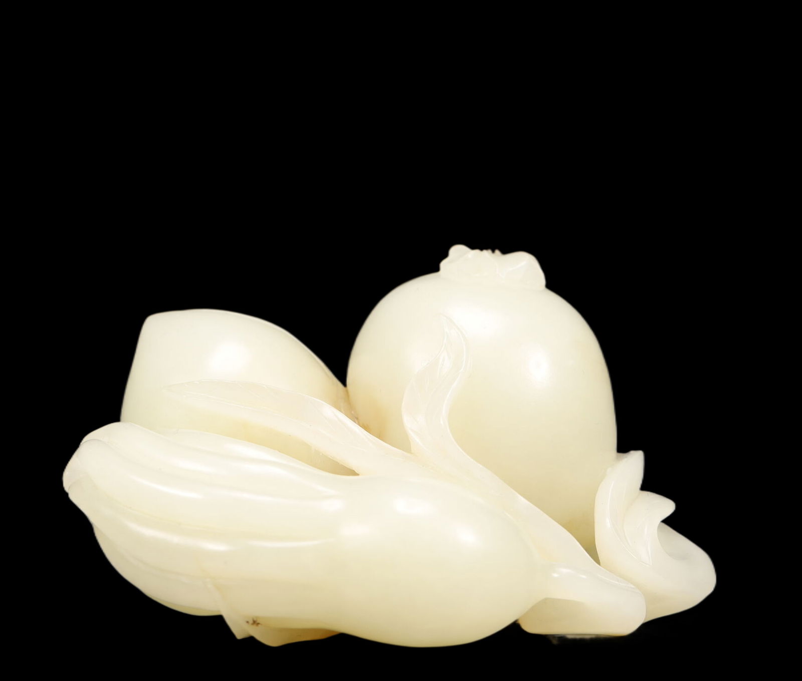 An Exquisite White Jade Pomegranate Pattern Bergamot: An Exquisite White Jade Pomegranate Pattern Bergamot, Qing Dynasty, China, Size:3.5inx3.3inx1.8in, Weight:385g 