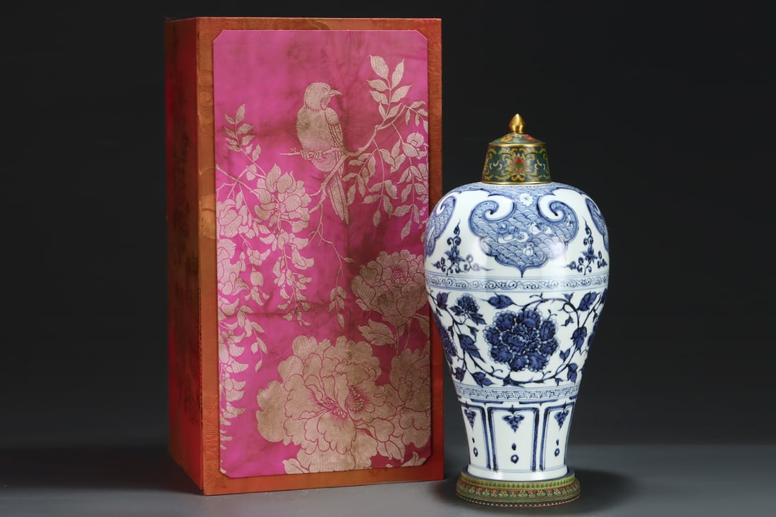 An Exquisite Blue and White Peony Pattern Bottle: An Exquisite Blue and White Peony Pattern Bottle,Yuan Dynasty,China,Size:19.7inx10in 青花牡丹纹盖瓶,中国元代