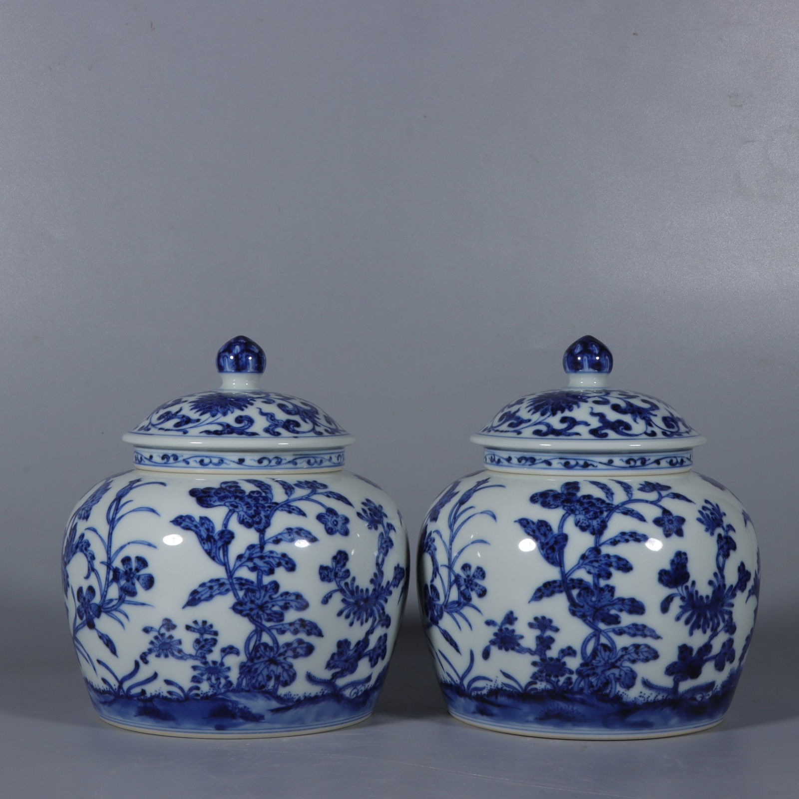 A Pair of Exquisite Blue and White Flower Pattern Jars with Cover (1 of 9)