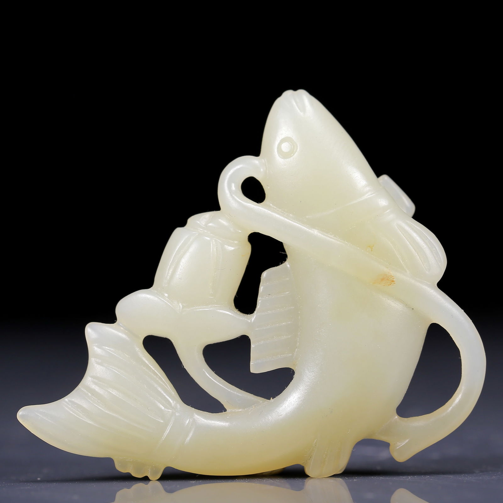 An Exquisite White Jade Fish Pendant: An Exquisite White Jade Fish Pendant,Qing Dynasty, China,Size:2.2inx2in,Weight:25g 白玉鱼挂件，清代