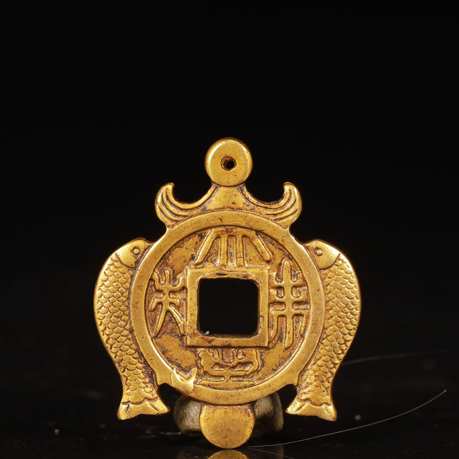 An Exquisite Gilt Bronze Fish Pattern Coin: An Exquisite Gilt Bronze Fish Pattern Coin,Qing Dynasty,China,Size:1.3inx1.5inx0.1in,Weight:15g 铜鎏金鱼纹钱币,中国清代