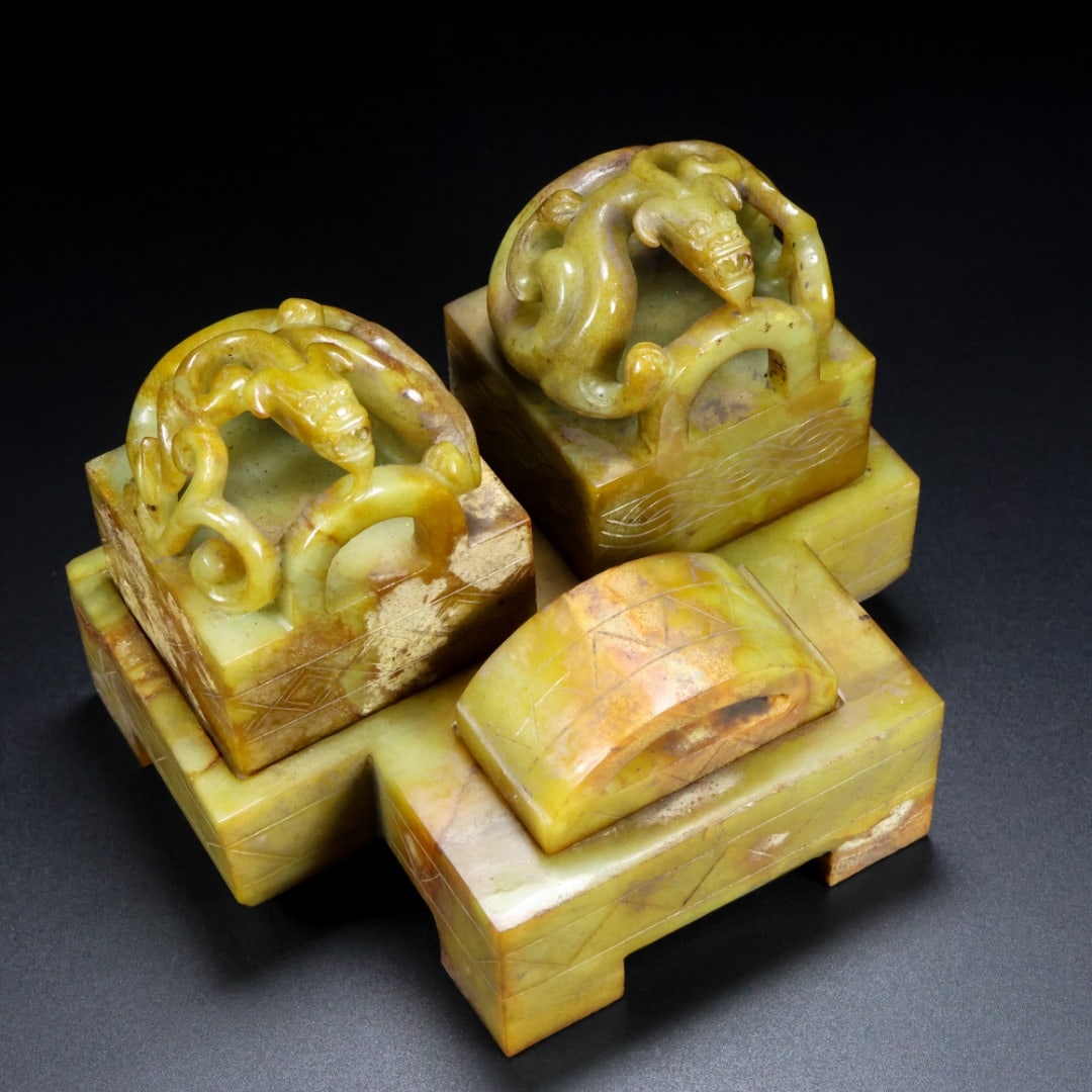 A Set of Archaic Gaogu yu Chi-Dragon Pattern Seals: A Set of Archaic Gaogu yu Chi-Dragon Pattern Seals,Ancient Time, China,Size:5.9inx4.4inx4.7in,Weight:2.33kg 一套高古玉螭龙纹印章,中